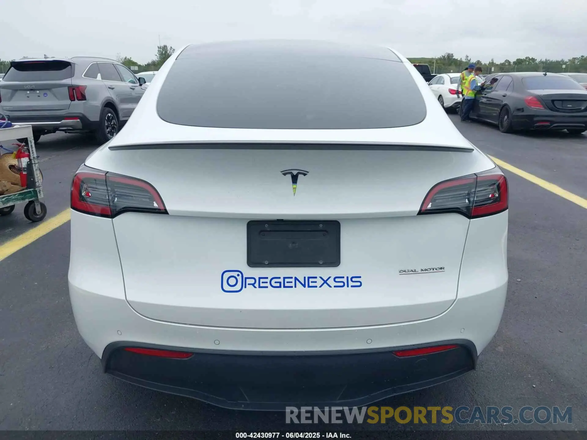 16 Photograph of a damaged car 7SAYGDEF6NF545862 TESLA MODEL Y 2022