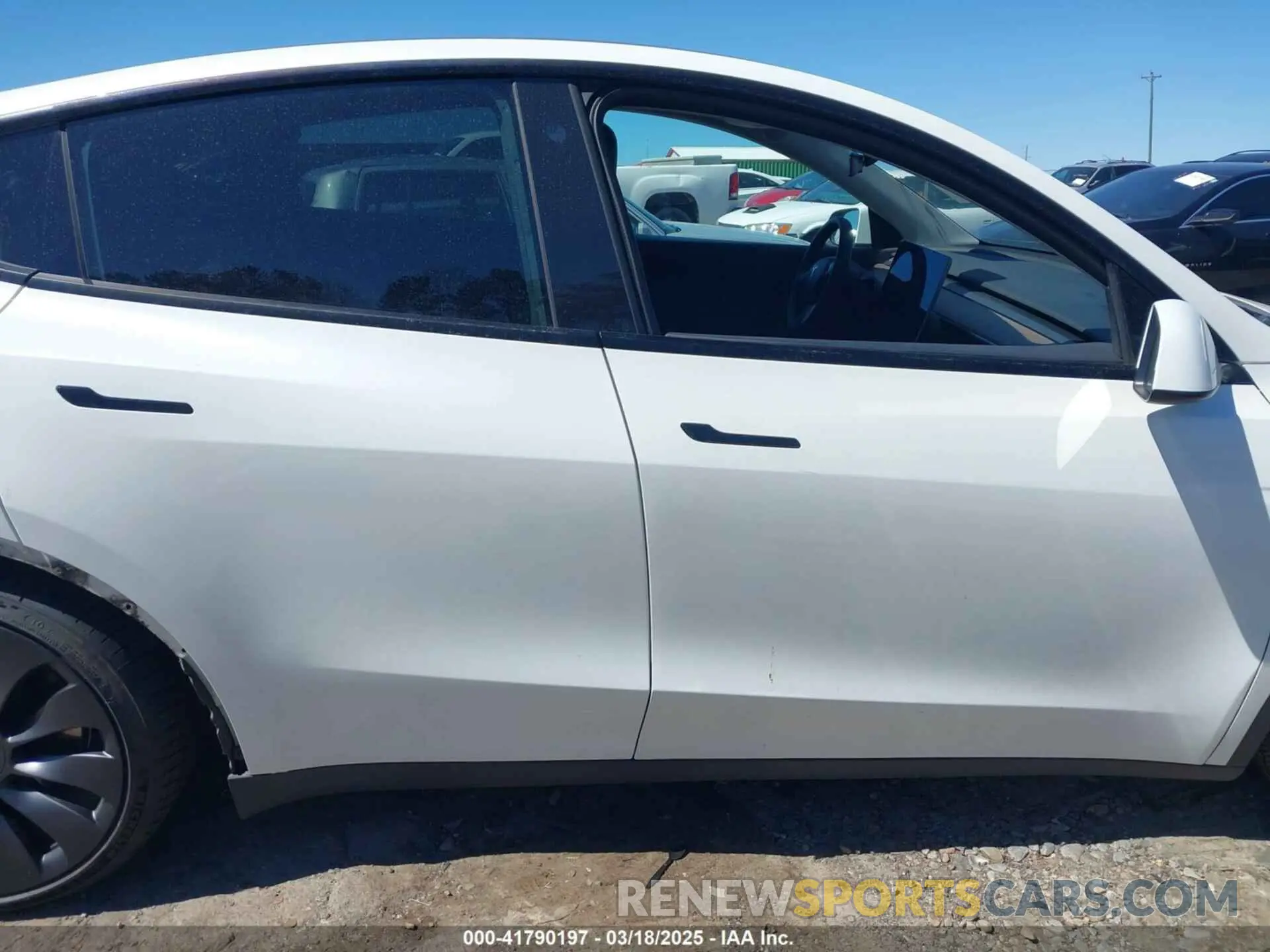 14 Photograph of a damaged car 7SAYGDEF7NF327400 TESLA MODEL Y 2022