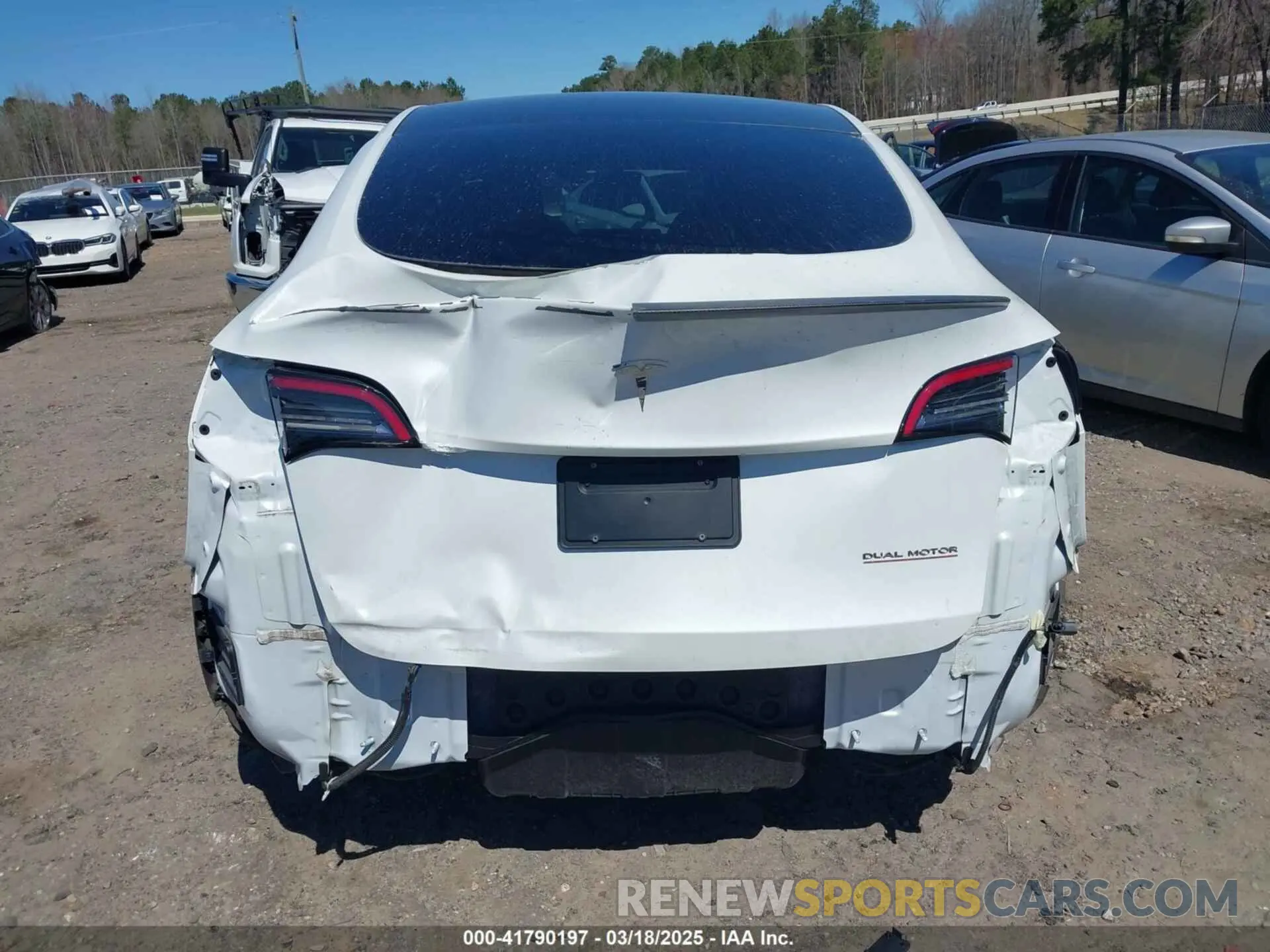 17 Photograph of a damaged car 7SAYGDEF7NF327400 TESLA MODEL Y 2022