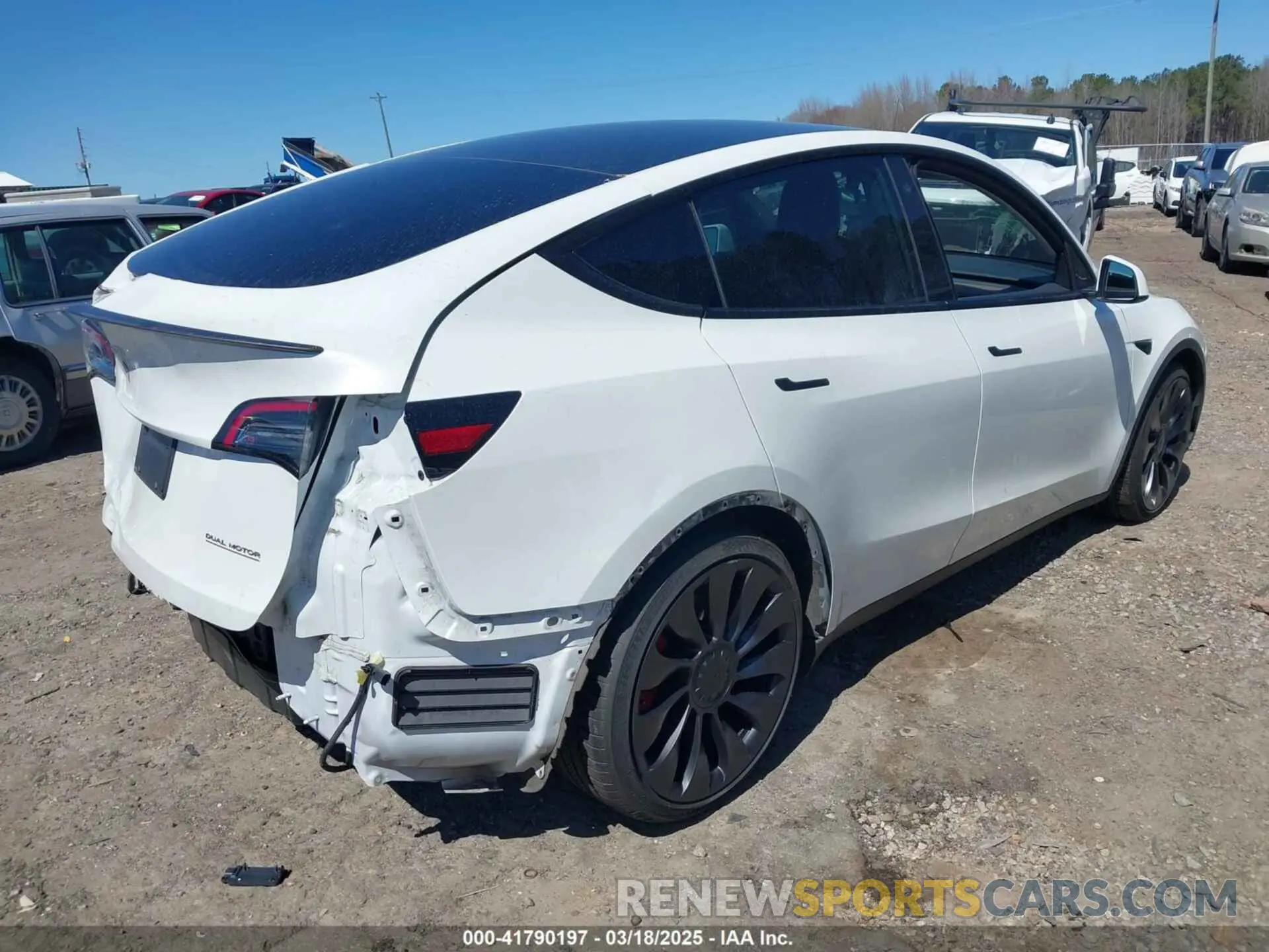 4 Photograph of a damaged car 7SAYGDEF7NF327400 TESLA MODEL Y 2022