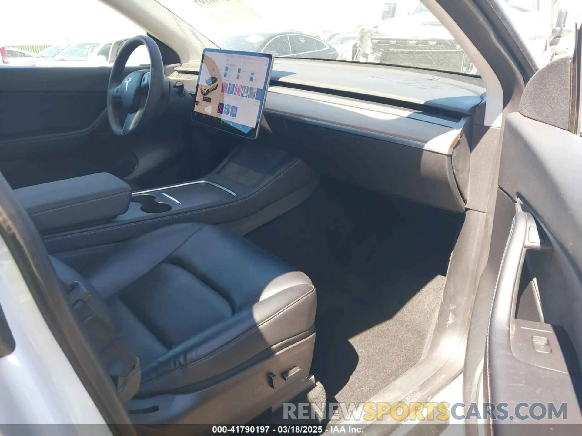 5 Photograph of a damaged car 7SAYGDEF7NF327400 TESLA MODEL Y 2022
