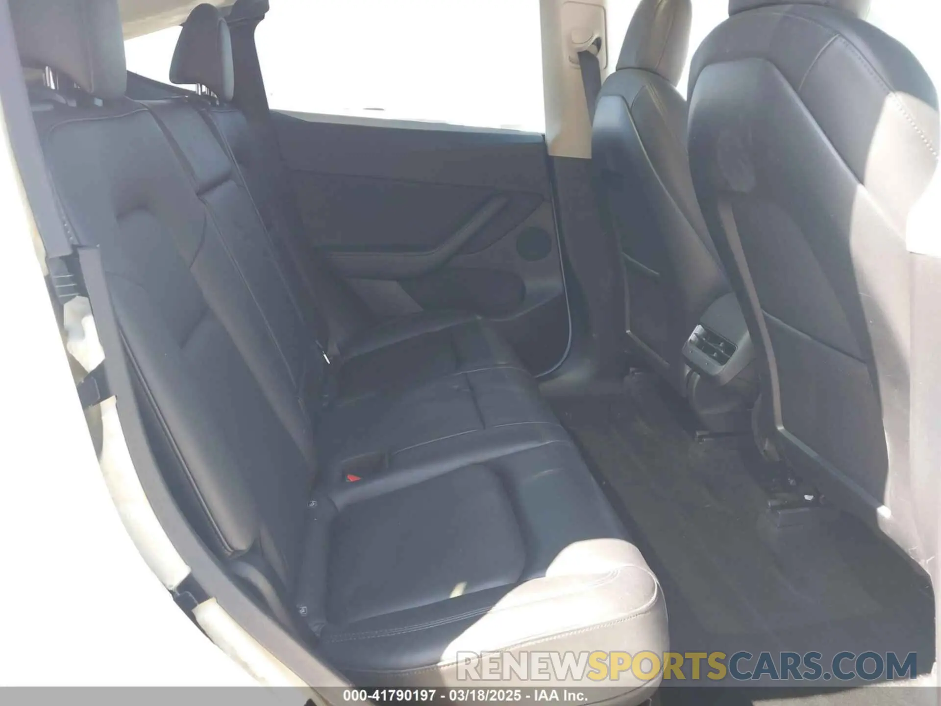 8 Photograph of a damaged car 7SAYGDEF7NF327400 TESLA MODEL Y 2022