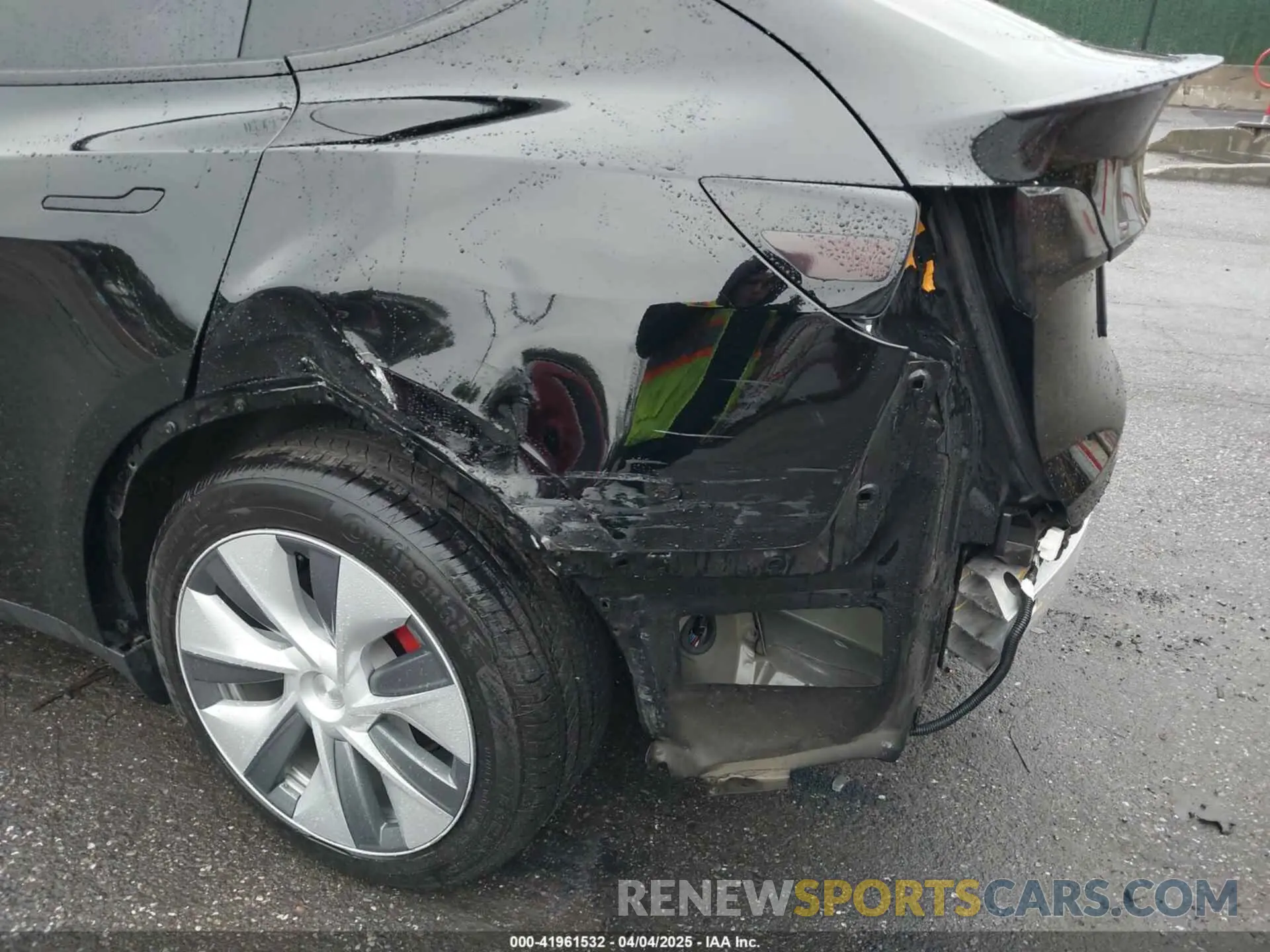 6 Photograph of a damaged car 7SAYGDEF7NF403701 TESLA MODEL Y 2022