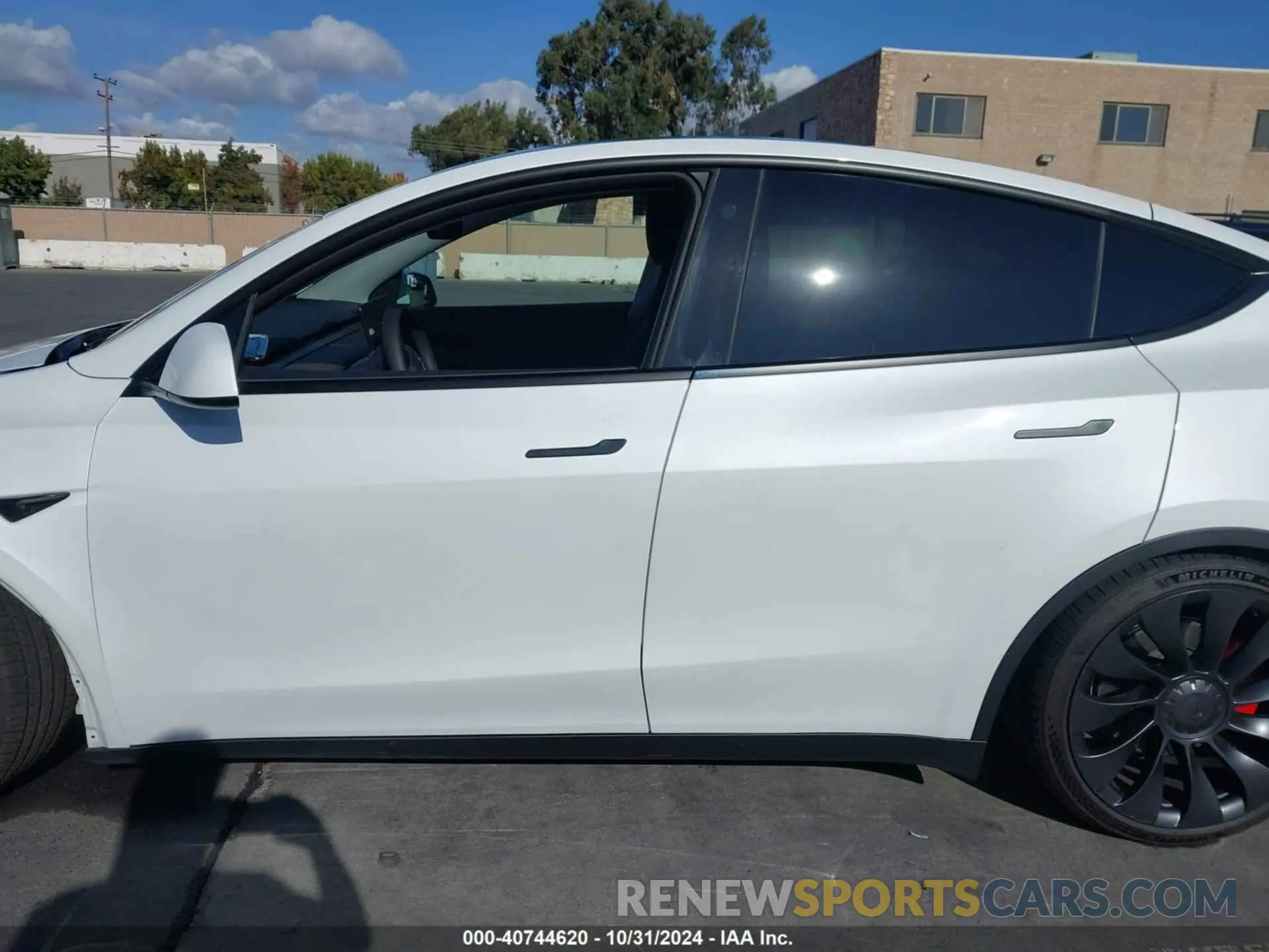 14 Photograph of a damaged car 7SAYGDEF7NF488104 TESLA MODEL Y 2022