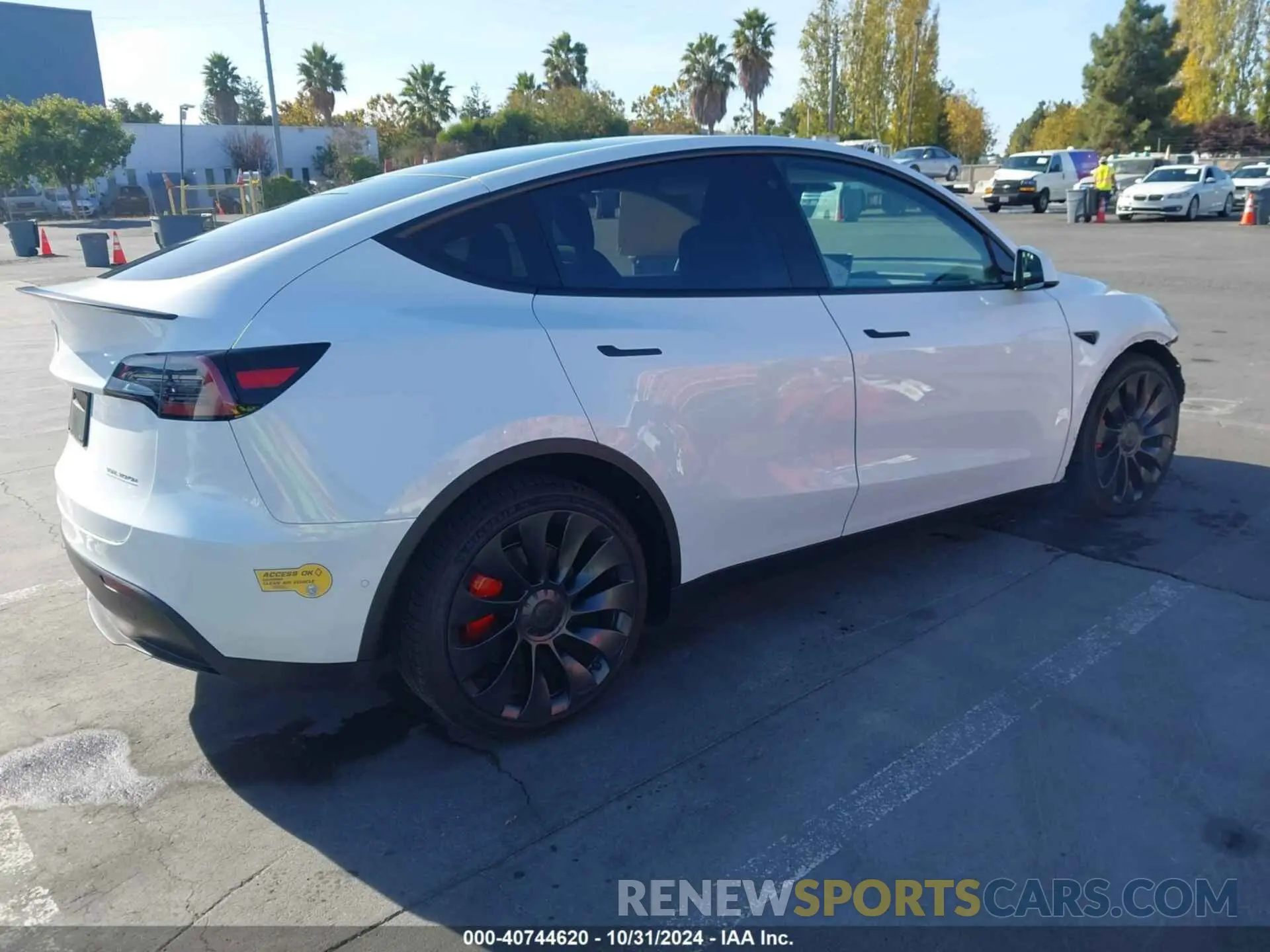 4 Photograph of a damaged car 7SAYGDEF7NF488104 TESLA MODEL Y 2022