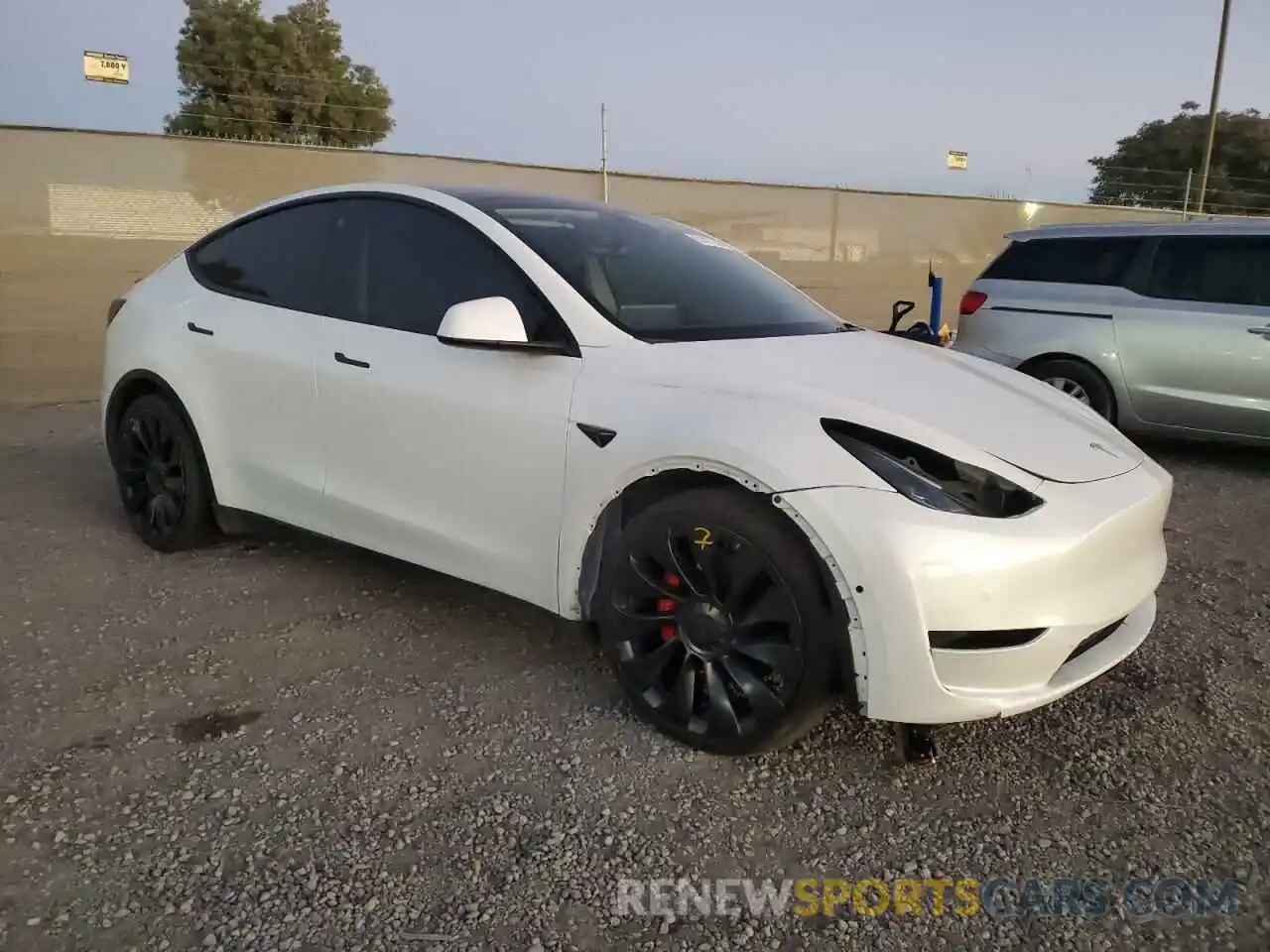 4 Photograph of a damaged car 7SAYGDEF7NF491150 TESLA MODEL Y 2022