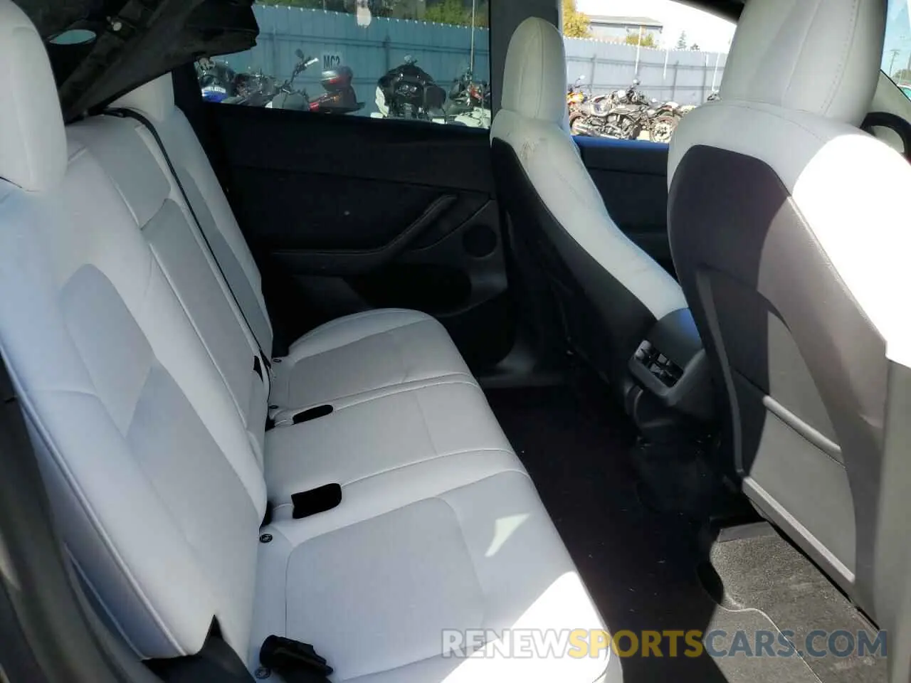 10 Photograph of a damaged car 7SAYGDEF7NF553856 TESLA MODEL Y 2022