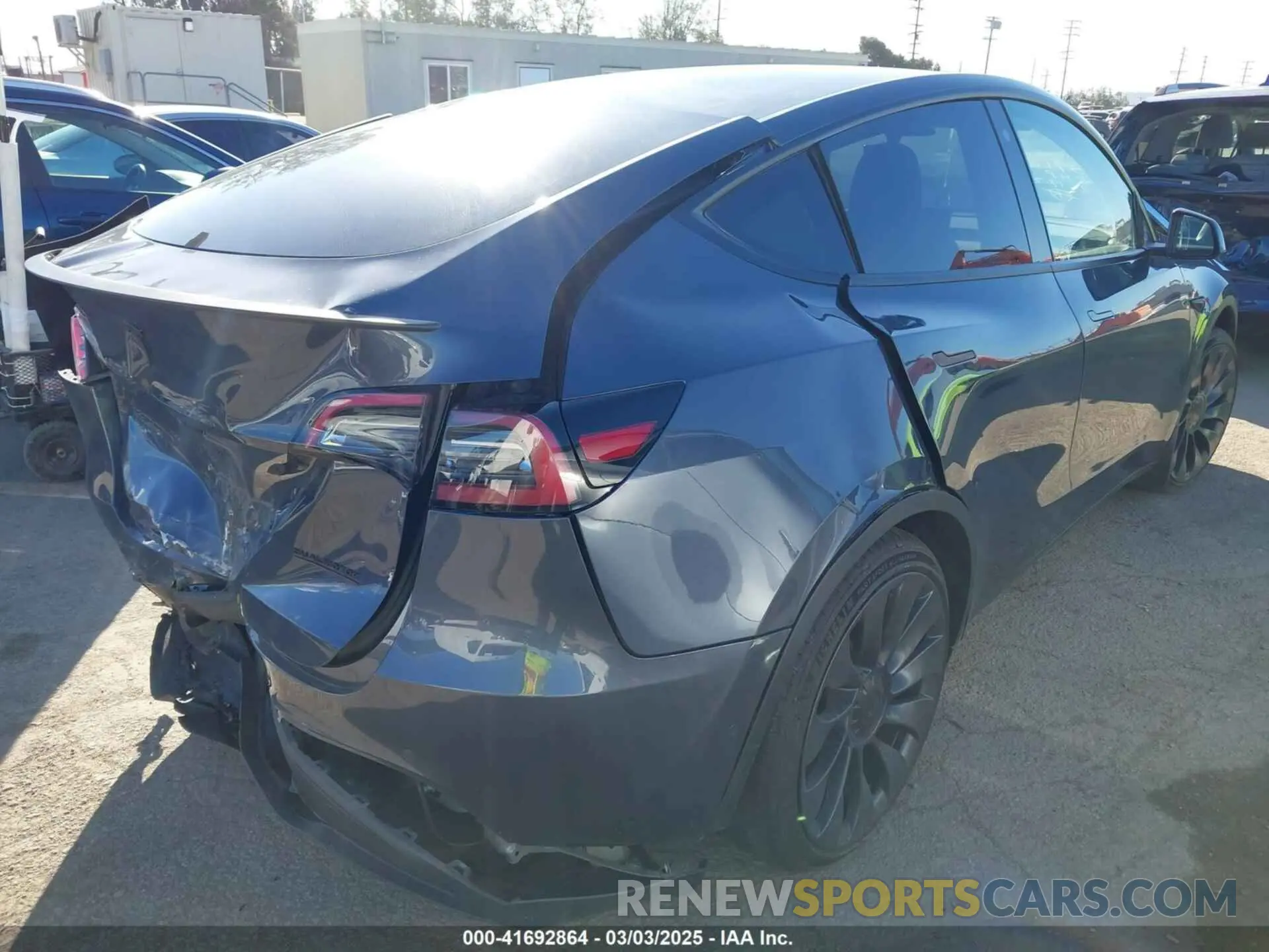 4 Photograph of a damaged car 7SAYGDEF7NF562895 TESLA MODEL Y 2022