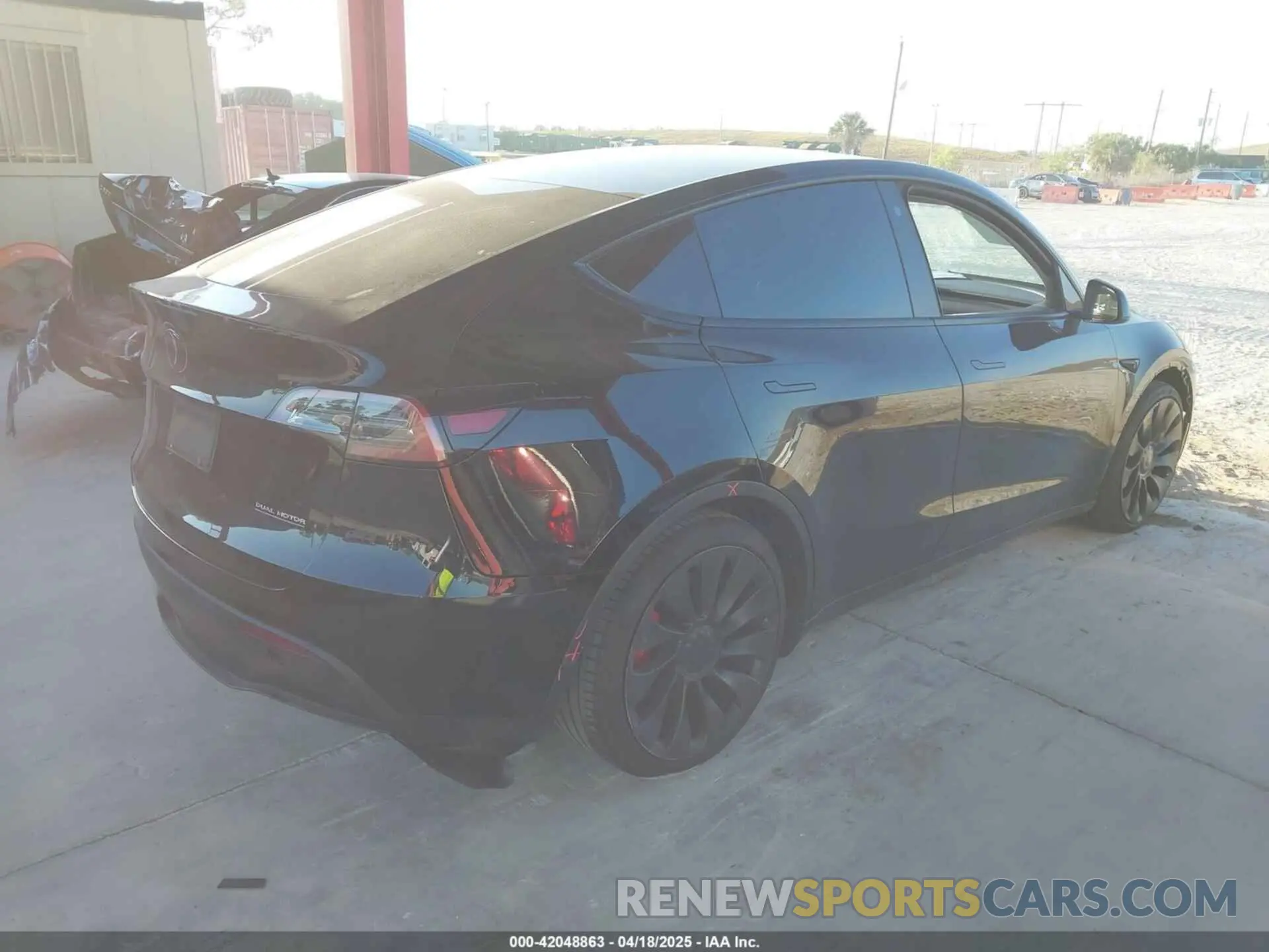 4 Photograph of a damaged car 7SAYGDEF8NF324005 TESLA MODEL Y 2022