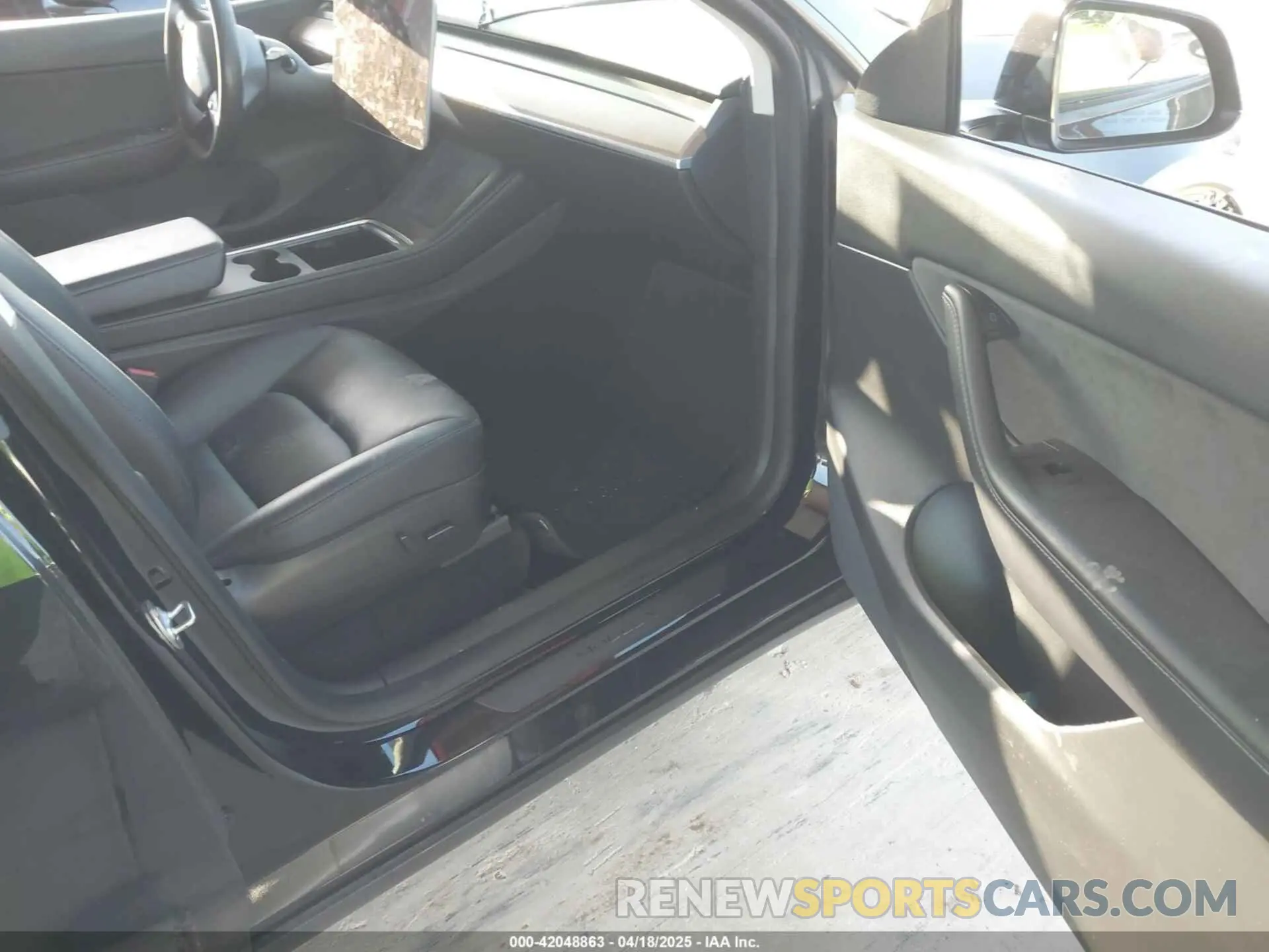 5 Photograph of a damaged car 7SAYGDEF8NF324005 TESLA MODEL Y 2022