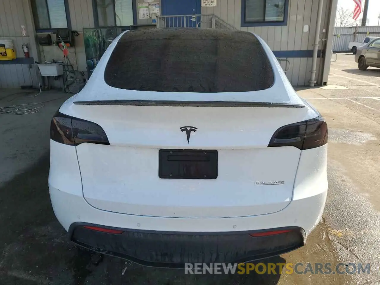 6 Photograph of a damaged car 7SAYGDEF8NF381644 TESLA MODEL Y 2022