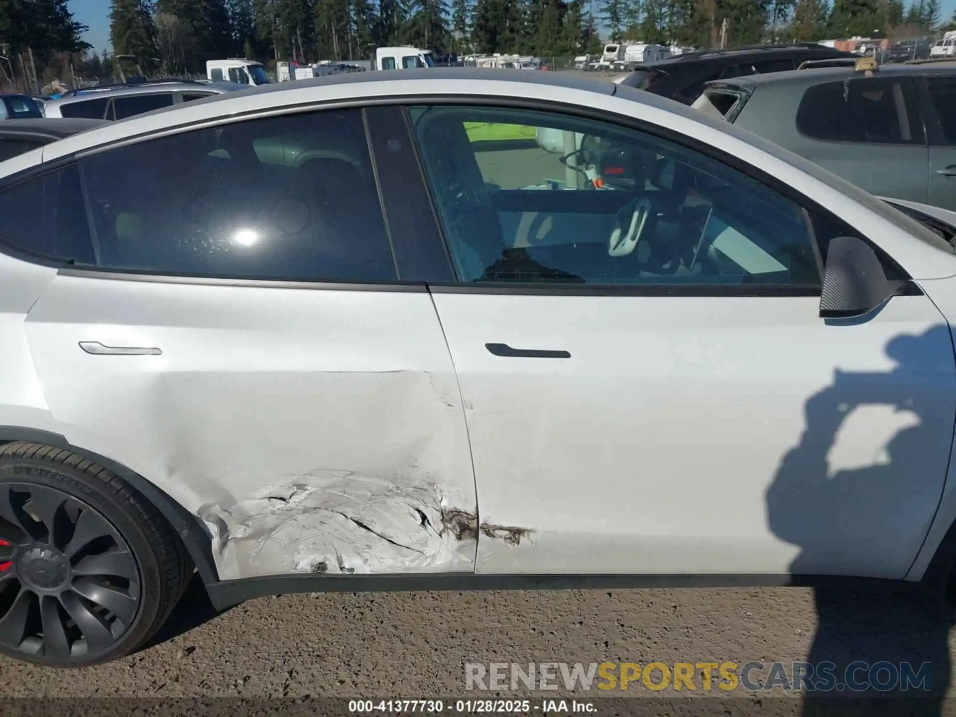 13 Photograph of a damaged car 7SAYGDEF8NF405344 TESLA MODEL Y 2022