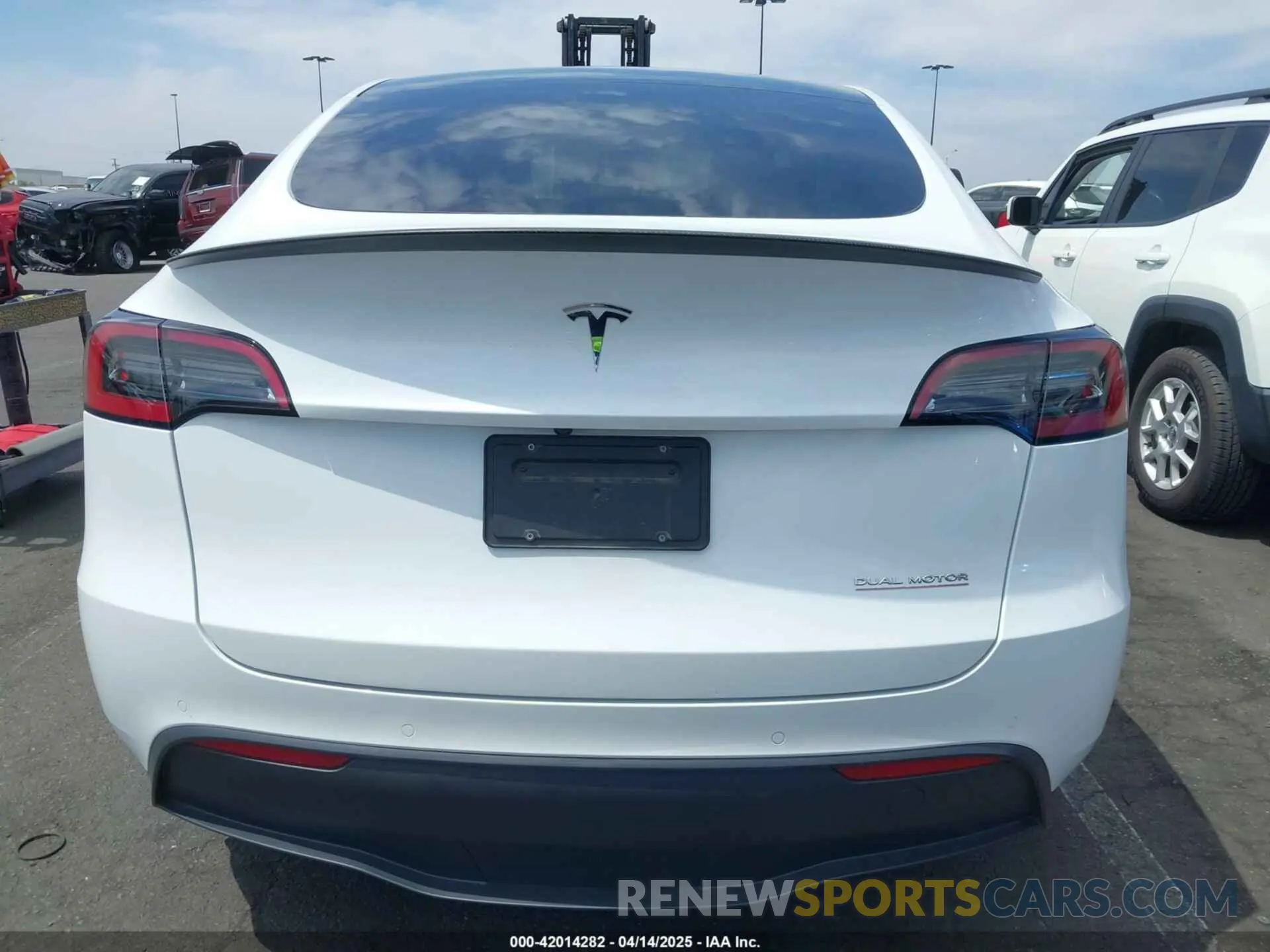 16 Photograph of a damaged car 7SAYGDEF8NF407109 TESLA MODEL Y 2022