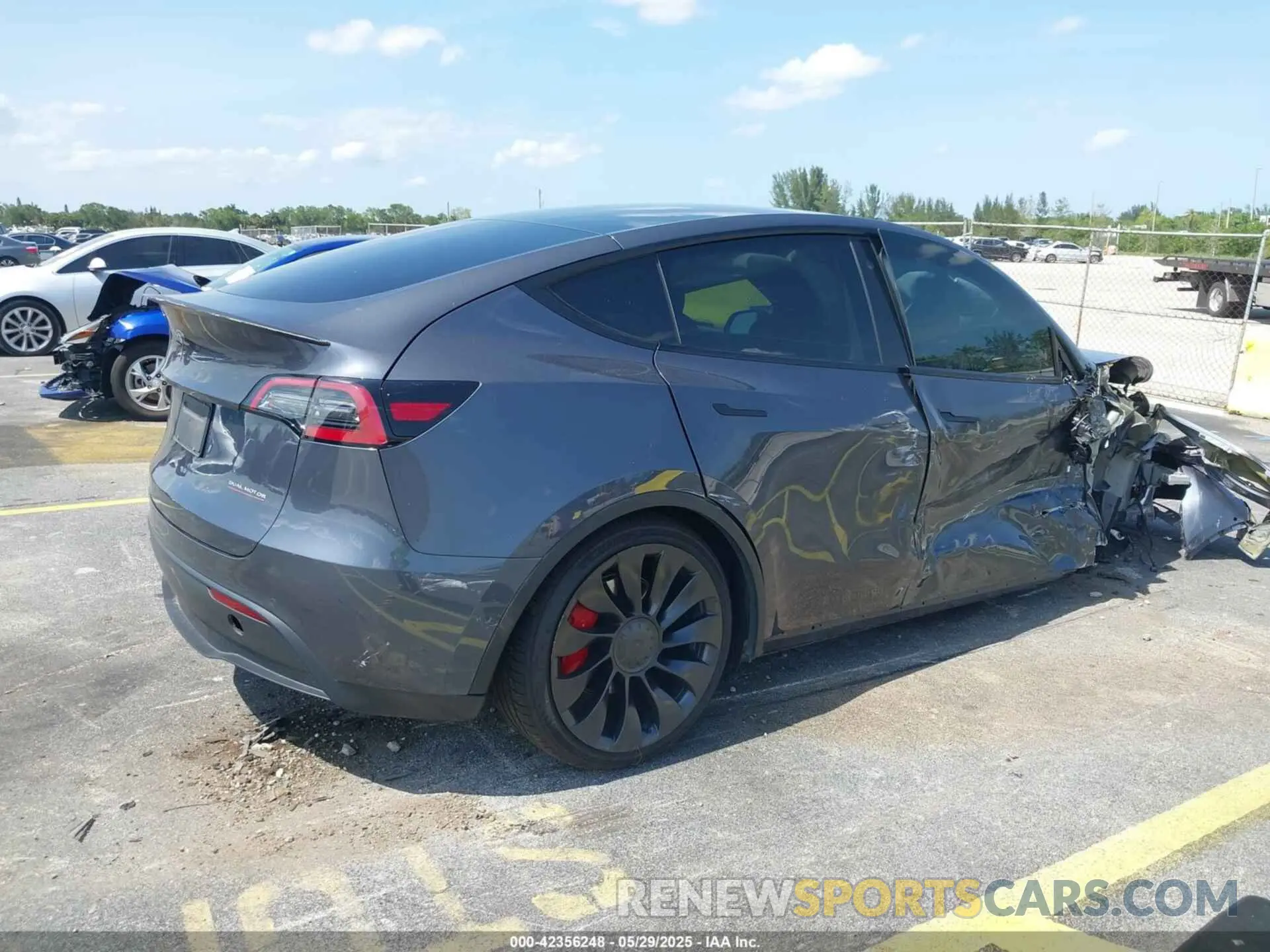 4 Photograph of a damaged car 7SAYGDEF8NF450574 TESLA MODEL Y 2022