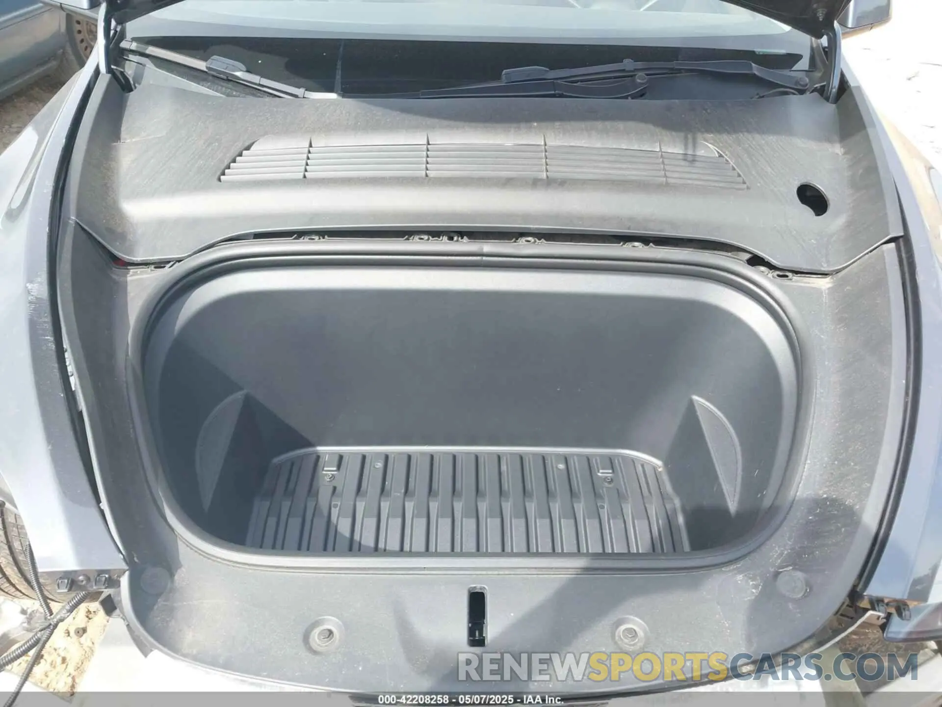 10 Photograph of a damaged car 7SAYGDEF8NF541196 TESLA MODEL Y 2022