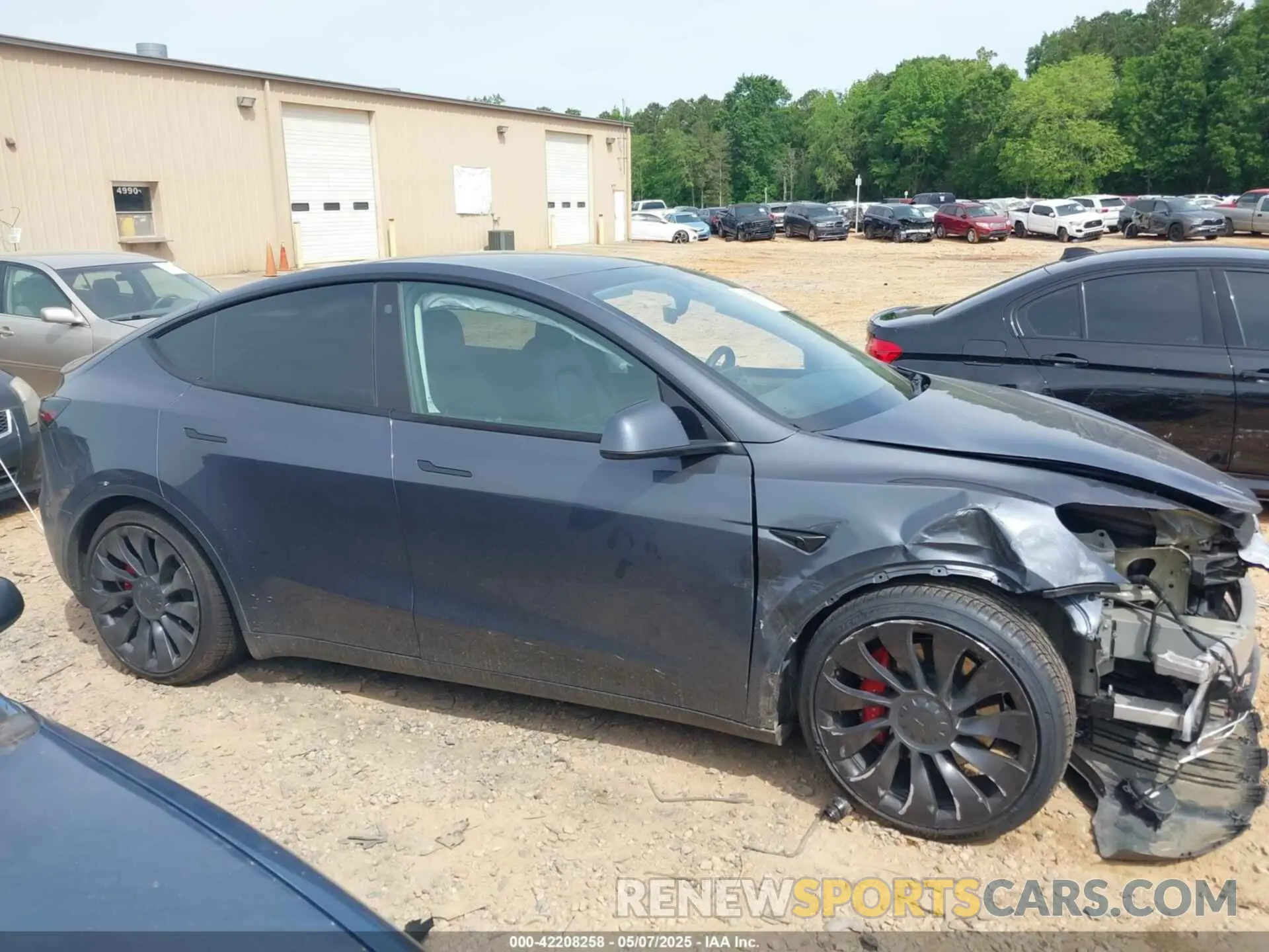 13 Photograph of a damaged car 7SAYGDEF8NF541196 TESLA MODEL Y 2022