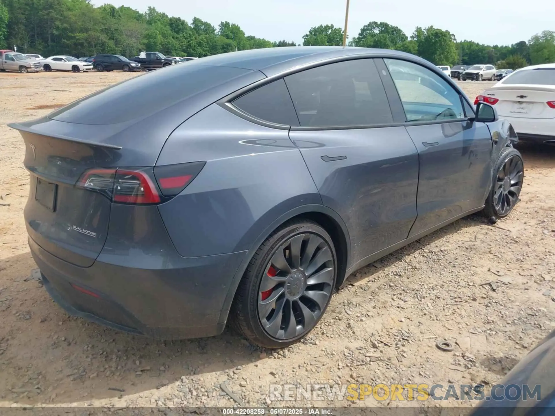 4 Photograph of a damaged car 7SAYGDEF8NF541196 TESLA MODEL Y 2022