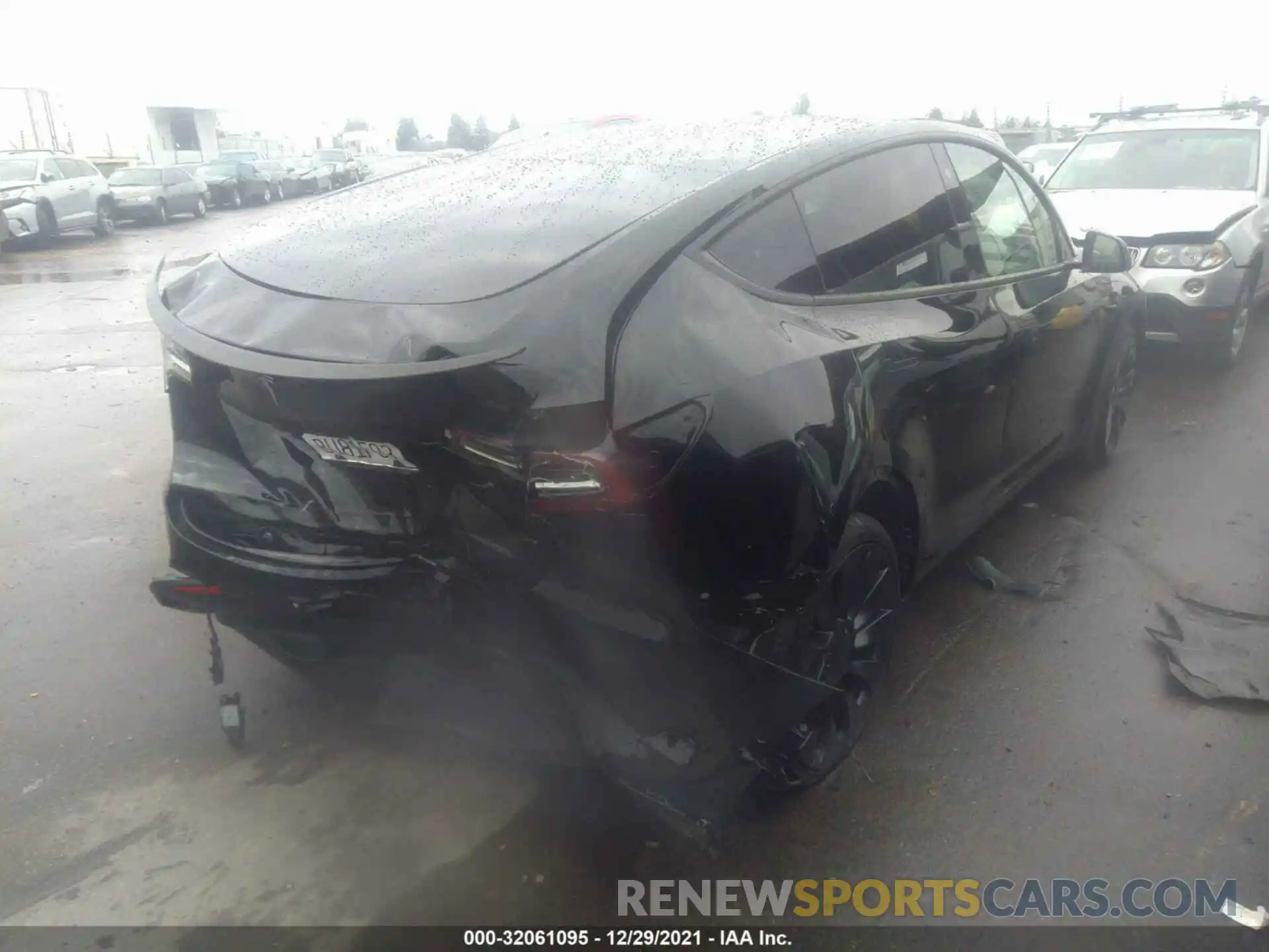 4 Photograph of a damaged car 7SAYGDEF9NF313028 TESLA MODEL Y 2022