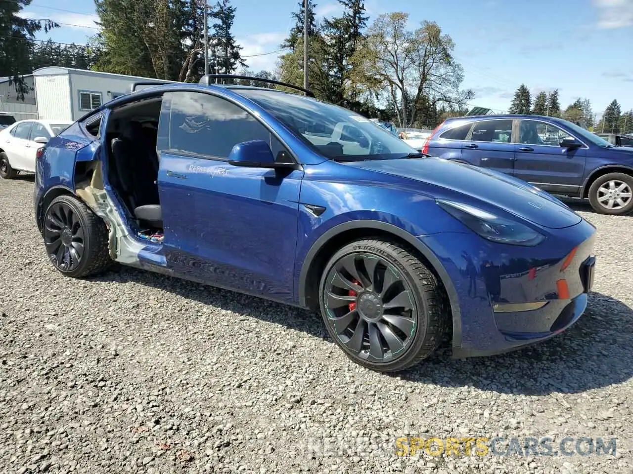 4 Photograph of a damaged car 7SAYGDEF9NF340987 TESLA MODEL Y 2022