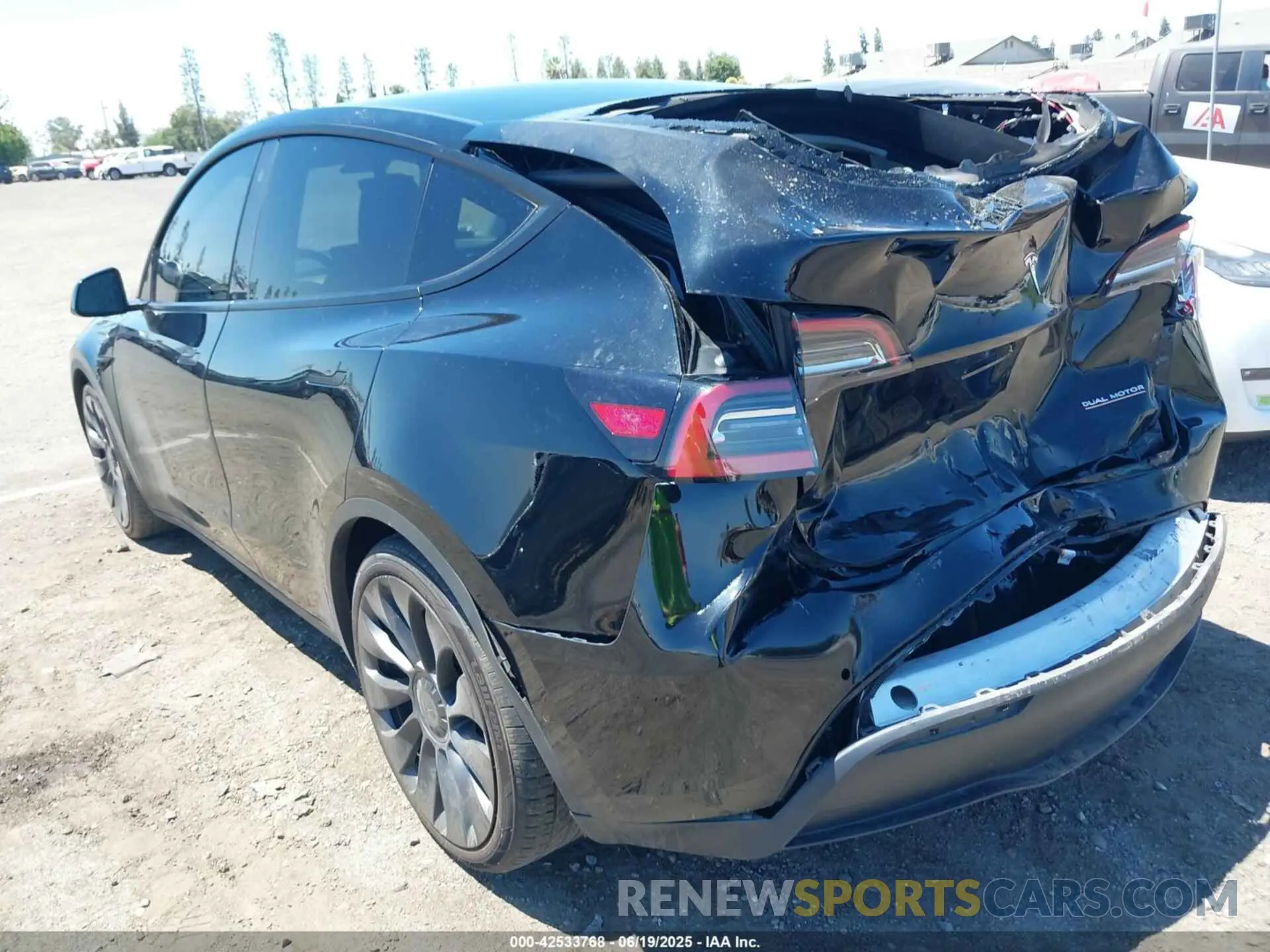 19 Photograph of a damaged car 7SAYGDEF9NF351990 TESLA MODEL Y 2022
