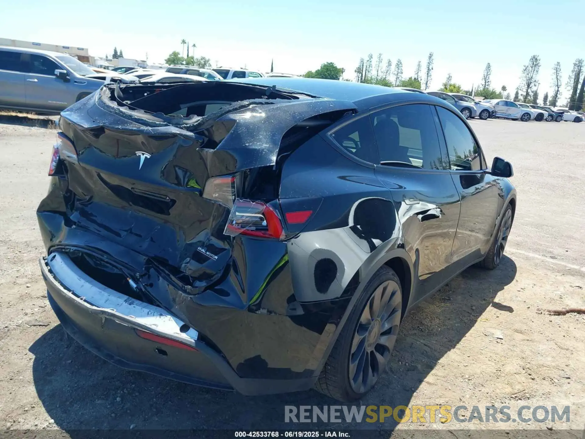 4 Photograph of a damaged car 7SAYGDEF9NF351990 TESLA MODEL Y 2022