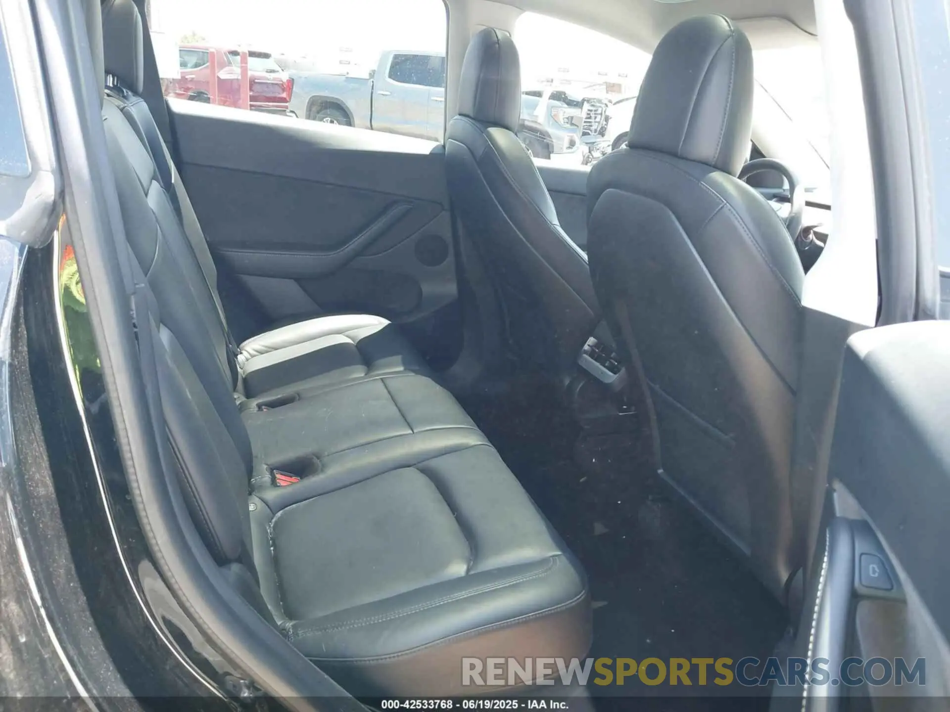 8 Photograph of a damaged car 7SAYGDEF9NF351990 TESLA MODEL Y 2022