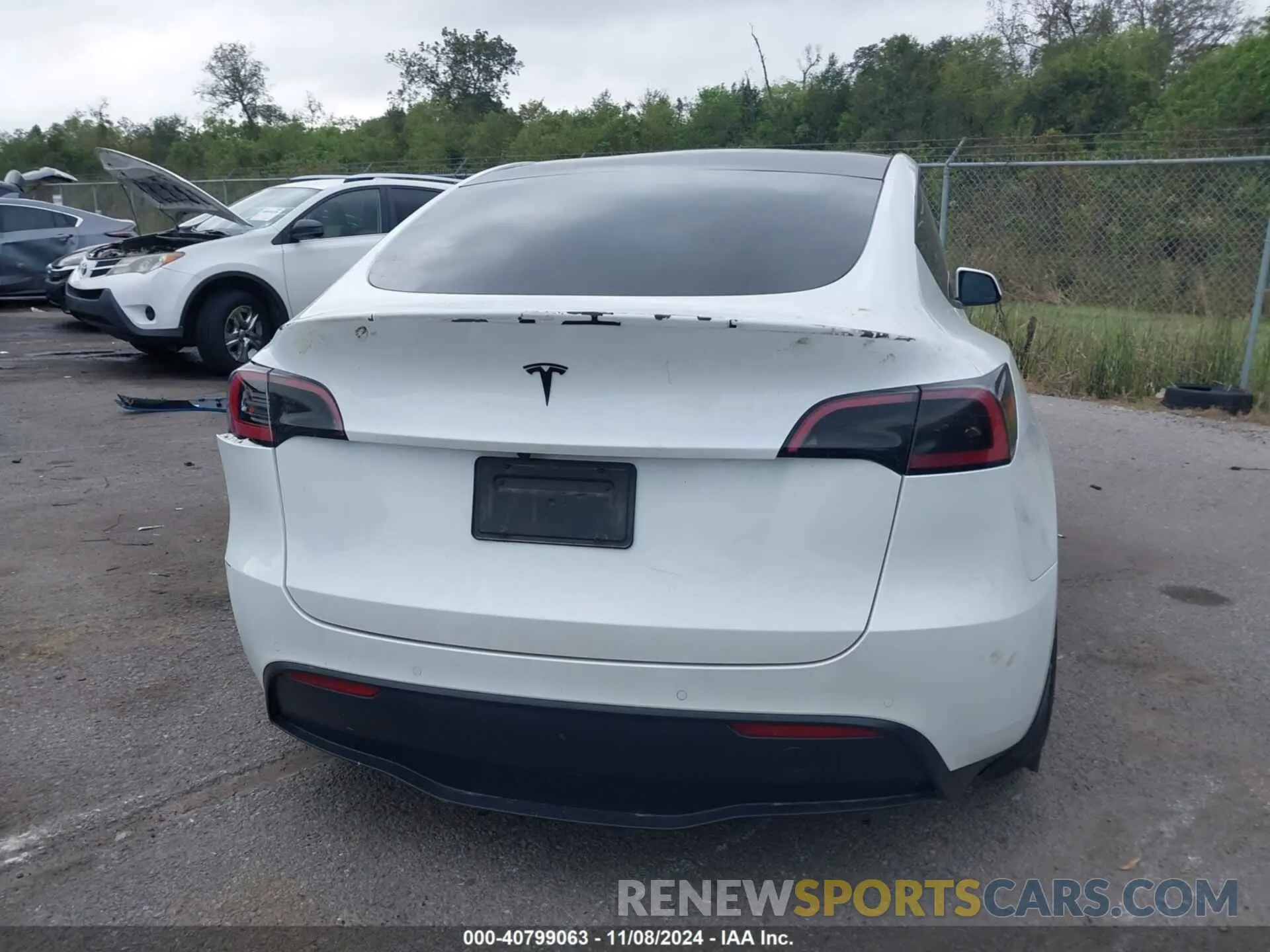 15 Photograph of a damaged car 7SAYGDEF9NF394256 TESLA MODEL Y 2022