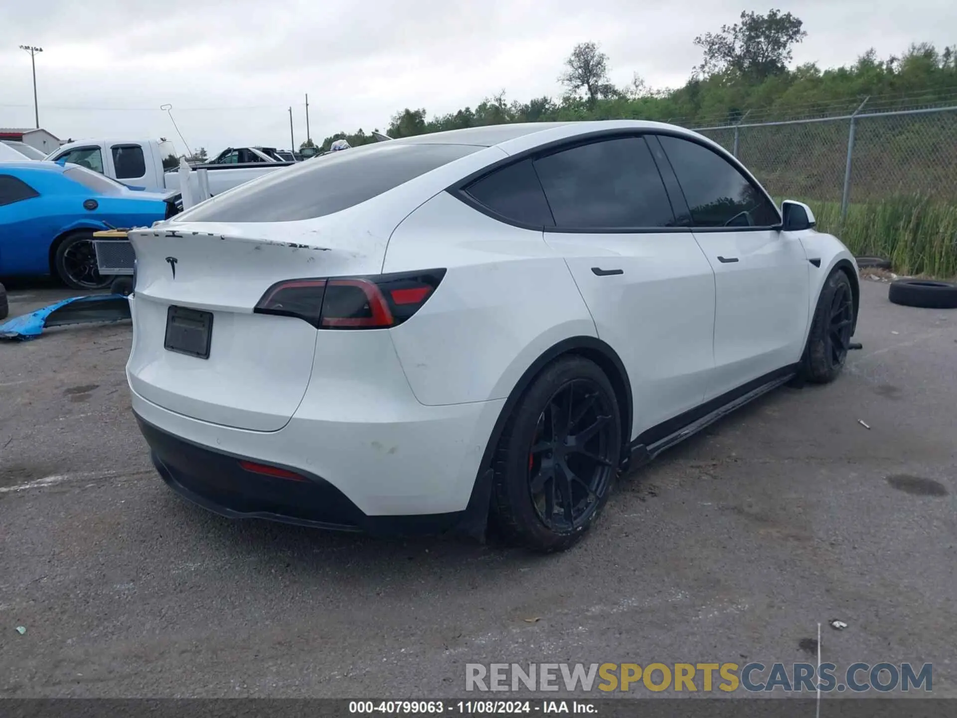 4 Photograph of a damaged car 7SAYGDEF9NF394256 TESLA MODEL Y 2022