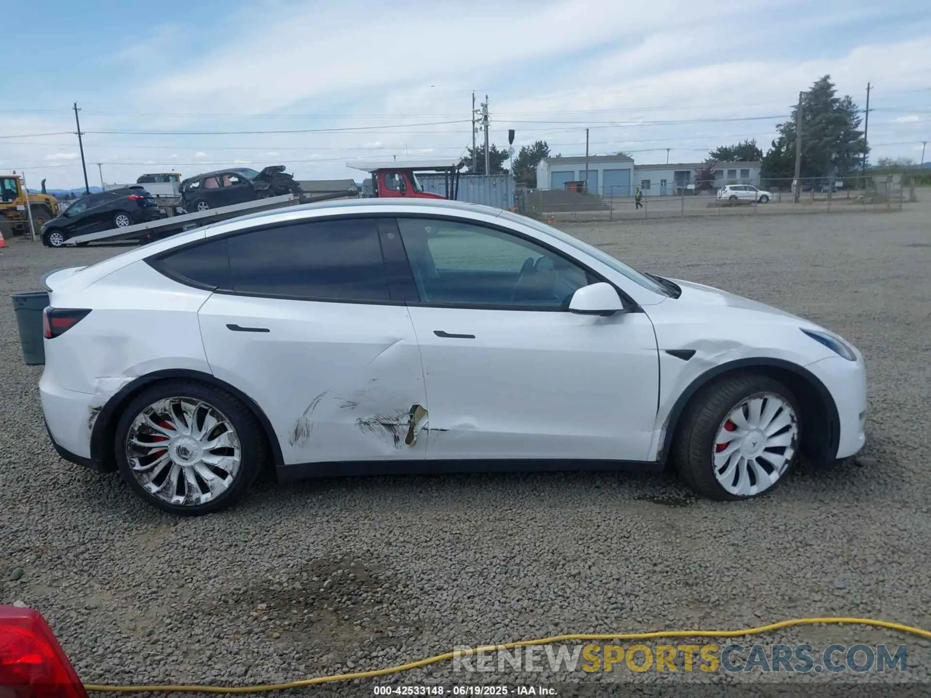 13 Photograph of a damaged car 7SAYGDEF9NF399019 TESLA MODEL Y 2022