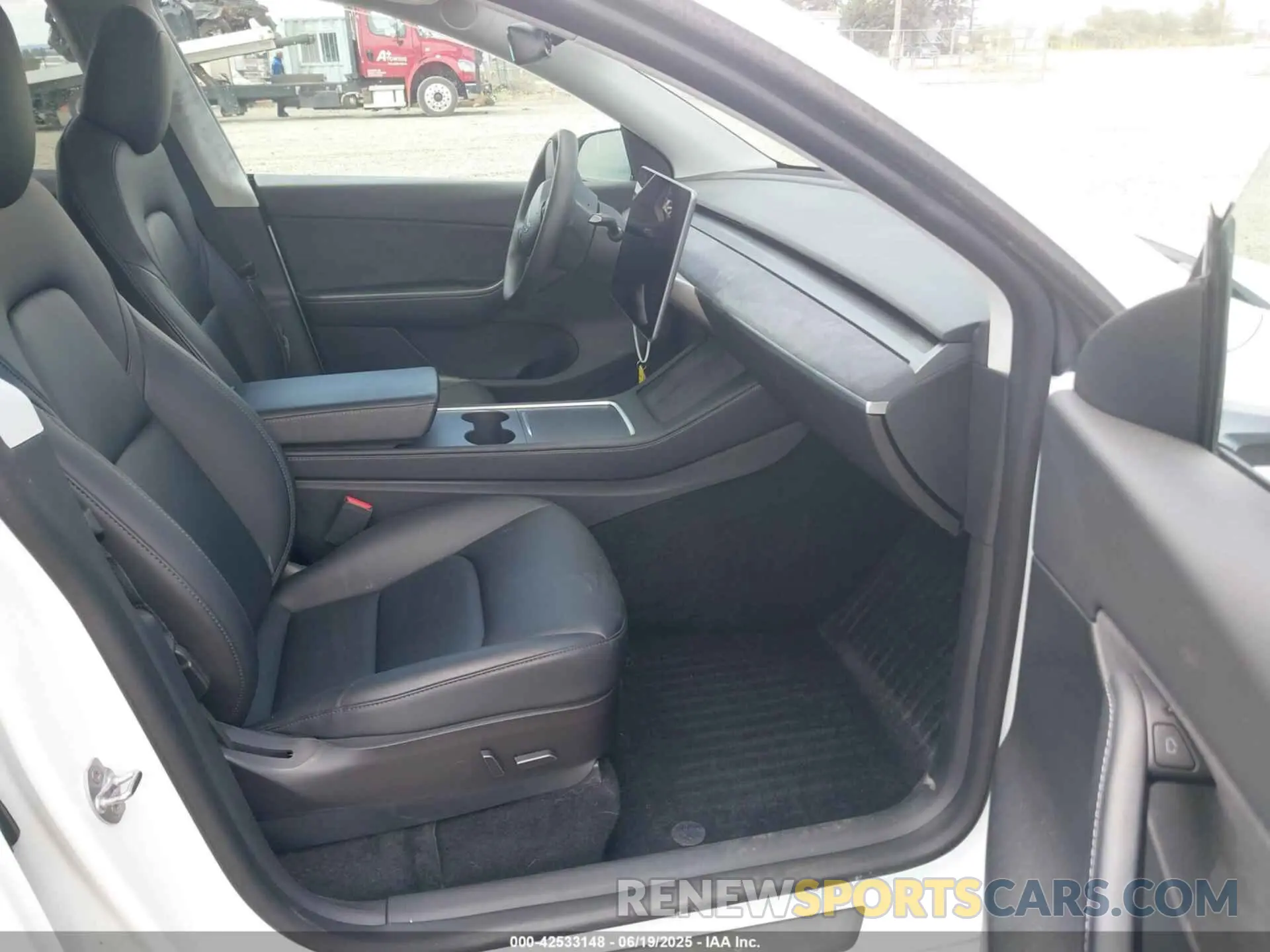 5 Photograph of a damaged car 7SAYGDEF9NF399019 TESLA MODEL Y 2022