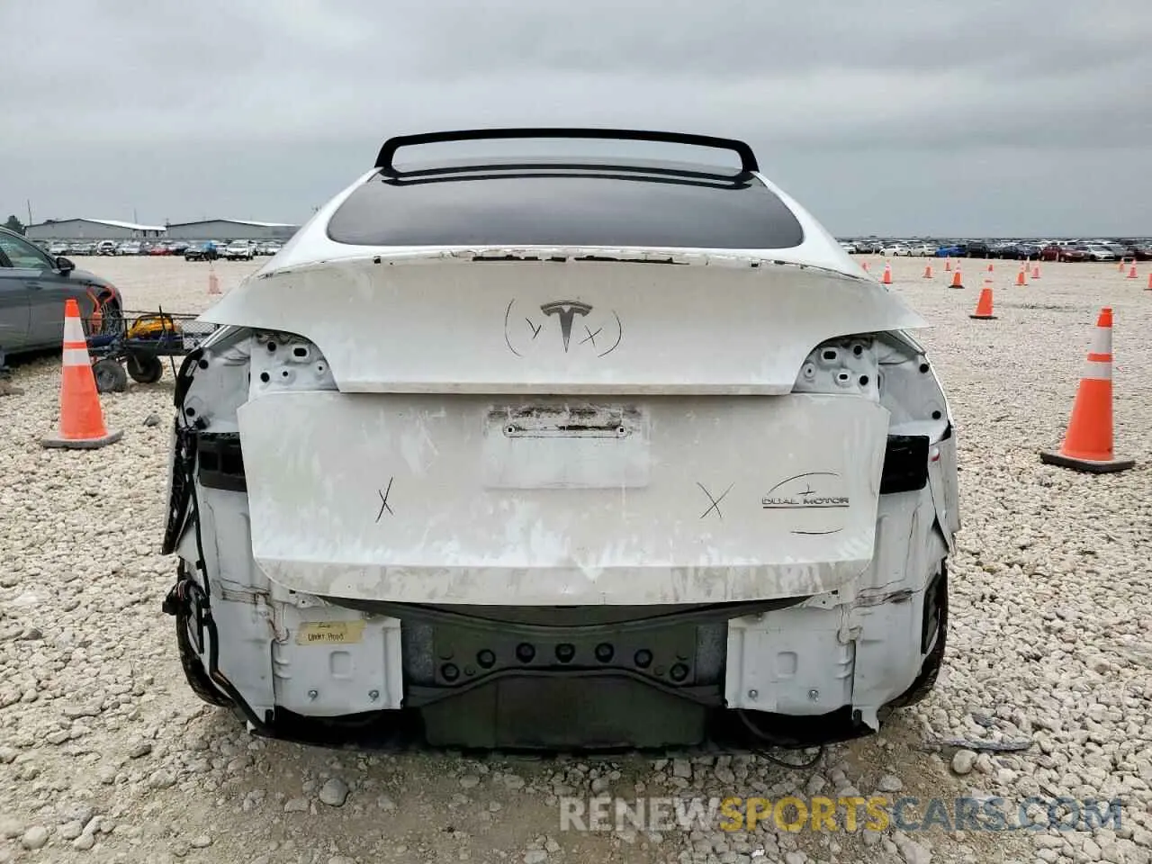 6 Photograph of a damaged car 7SAYGDEF9NF399909 TESLA MODEL Y 2022