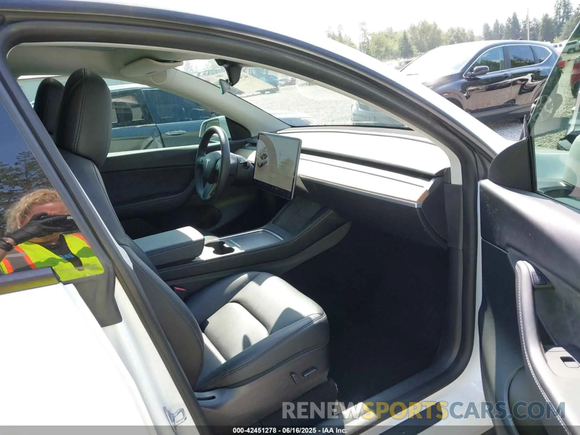 5 Photograph of a damaged car 7SAYGDEF9NF400265 TESLA MODEL Y 2022