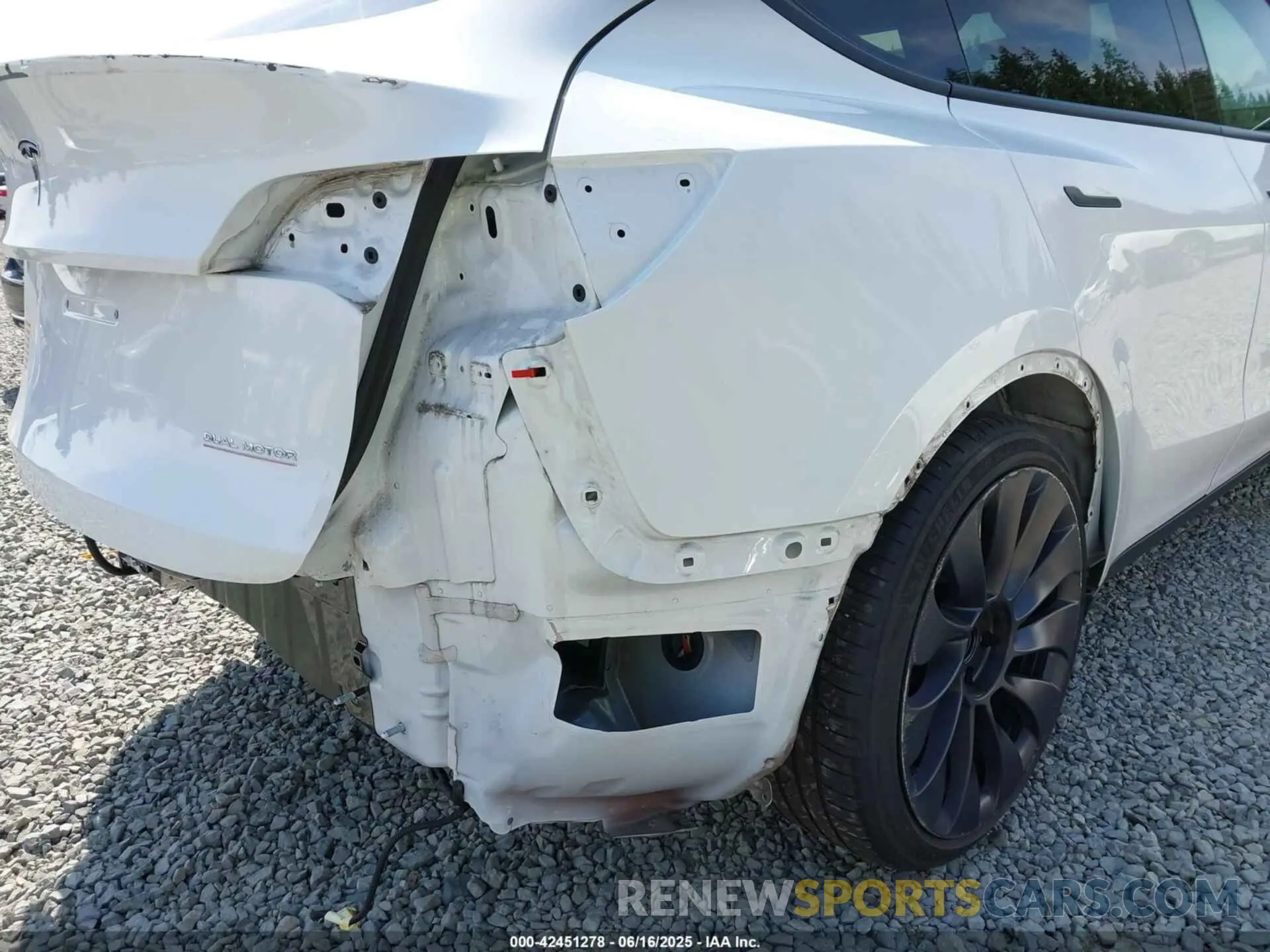 6 Photograph of a damaged car 7SAYGDEF9NF400265 TESLA MODEL Y 2022
