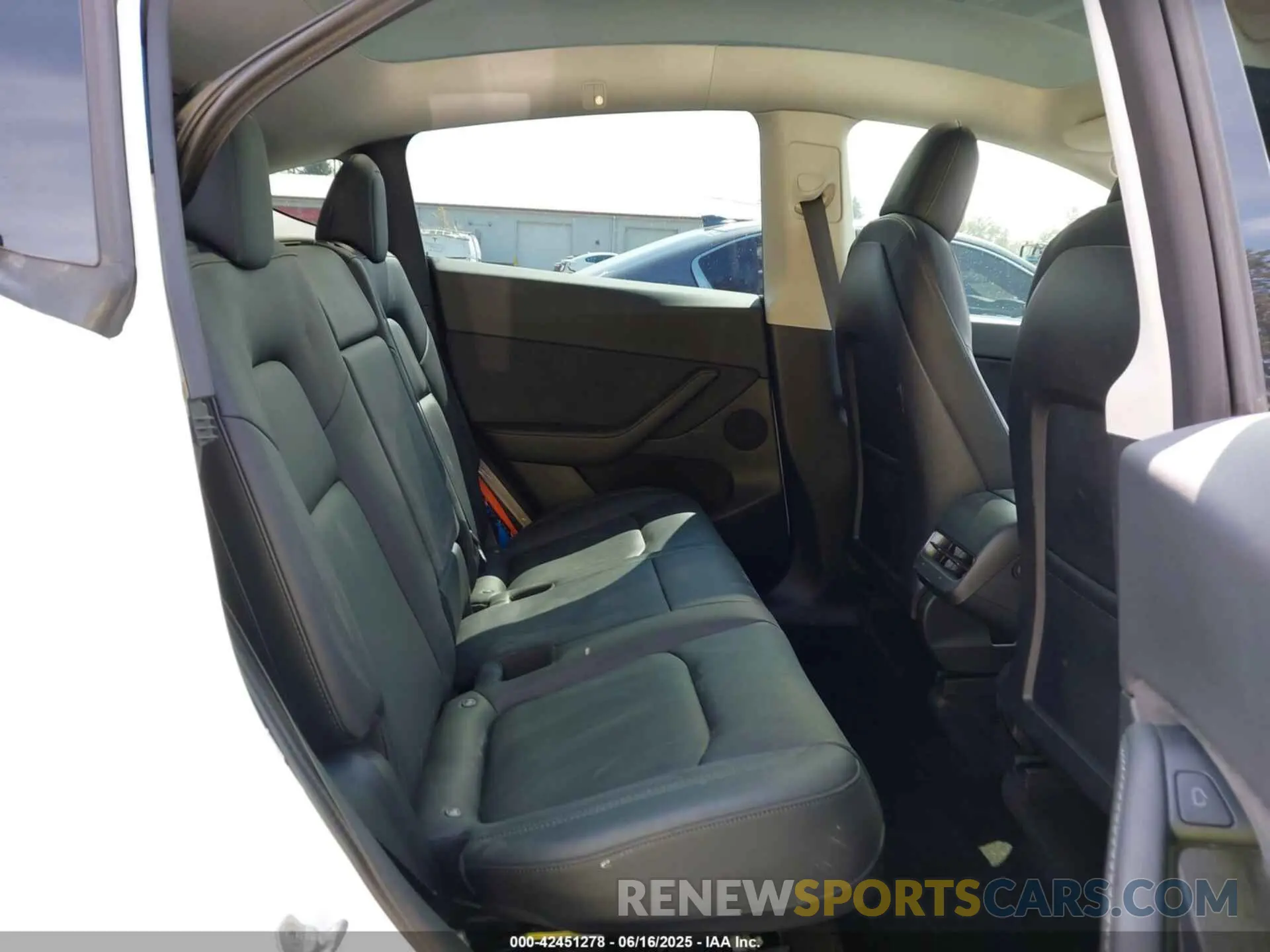 8 Photograph of a damaged car 7SAYGDEF9NF400265 TESLA MODEL Y 2022