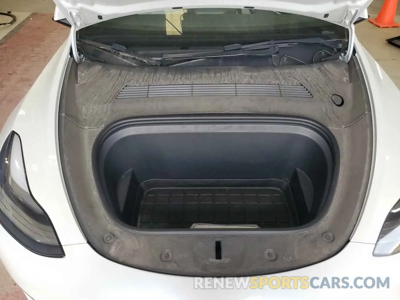 11 Photograph of a damaged car 7SAYGDEF9NF405370 TESLA MODEL Y 2022
