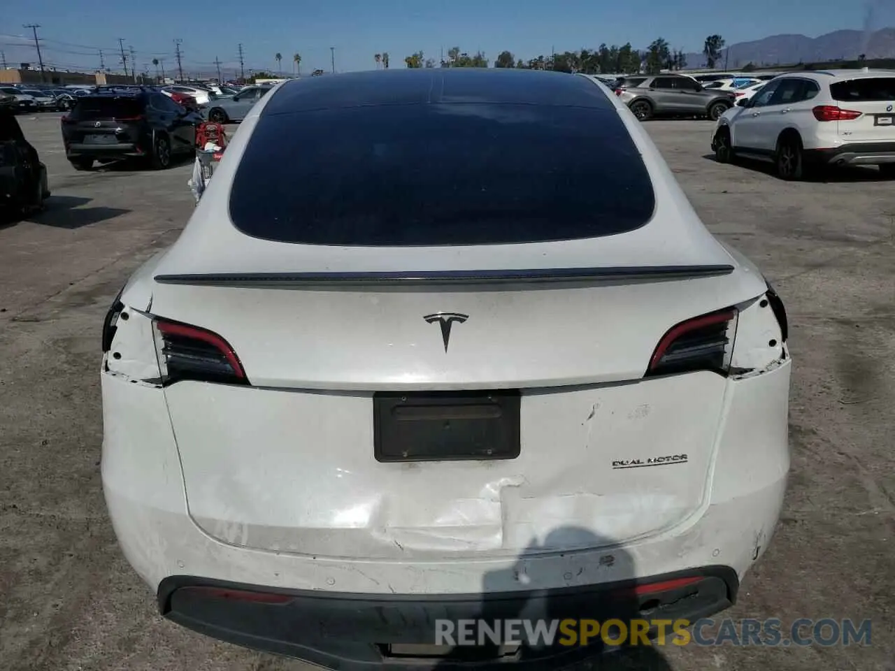6 Photograph of a damaged car 7SAYGDEF9NF406812 TESLA MODEL Y 2022