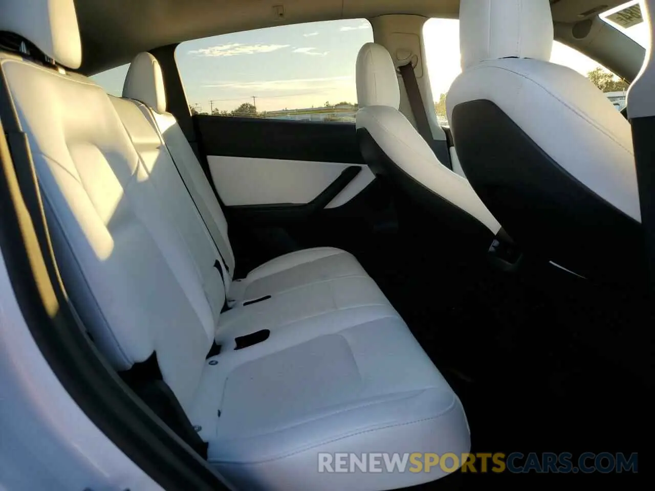11 Photograph of a damaged car 7SAYGDEF9NF491098 TESLA MODEL Y 2022