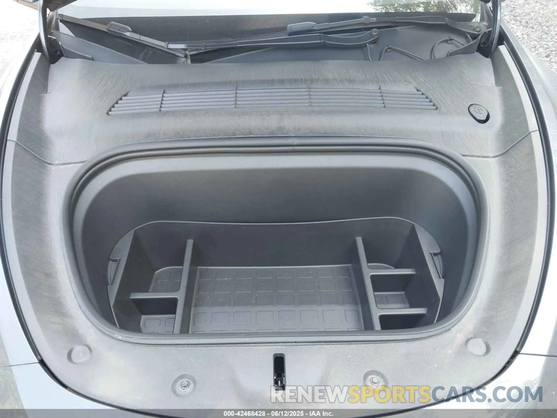 10 Photograph of a damaged car 7SAYGDEF9NF506523 TESLA MODEL Y 2022
