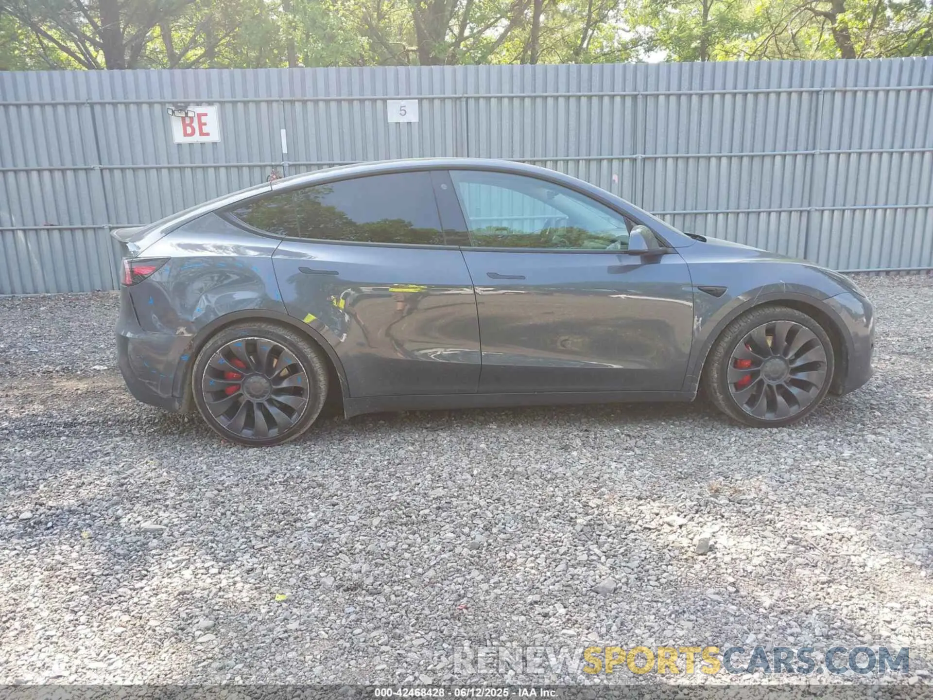13 Photograph of a damaged car 7SAYGDEF9NF506523 TESLA MODEL Y 2022