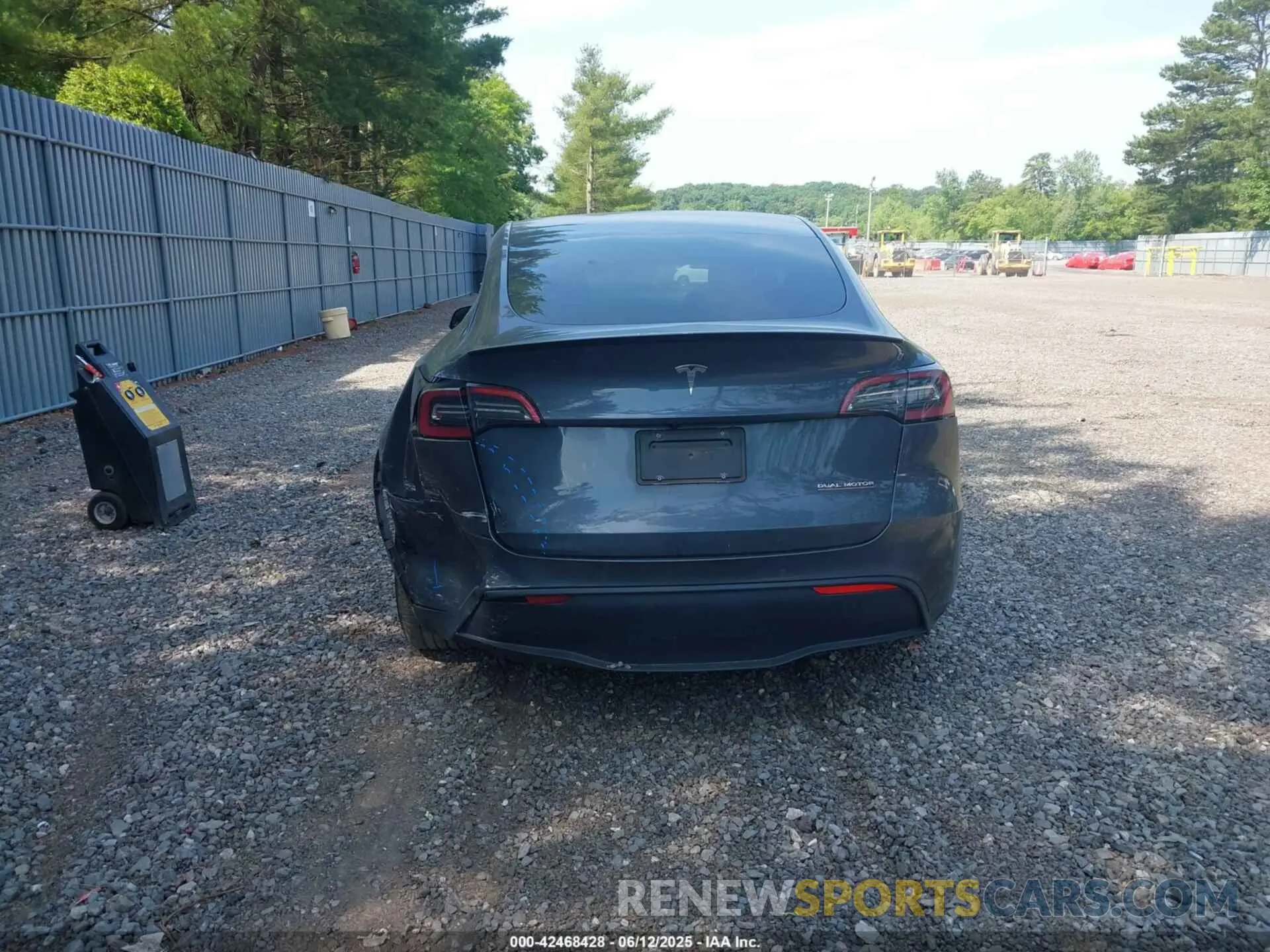 16 Photograph of a damaged car 7SAYGDEF9NF506523 TESLA MODEL Y 2022