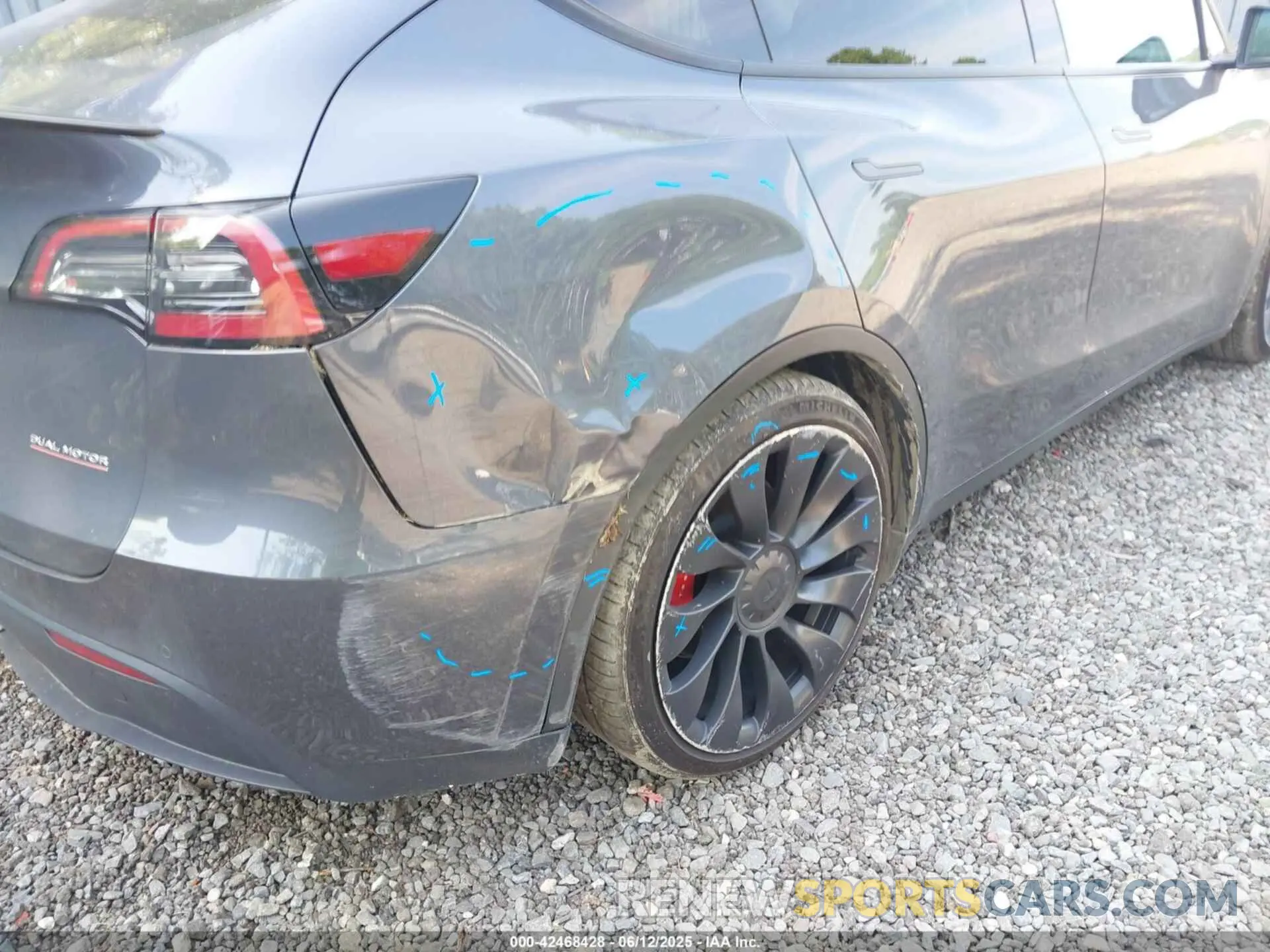 19 Photograph of a damaged car 7SAYGDEF9NF506523 TESLA MODEL Y 2022