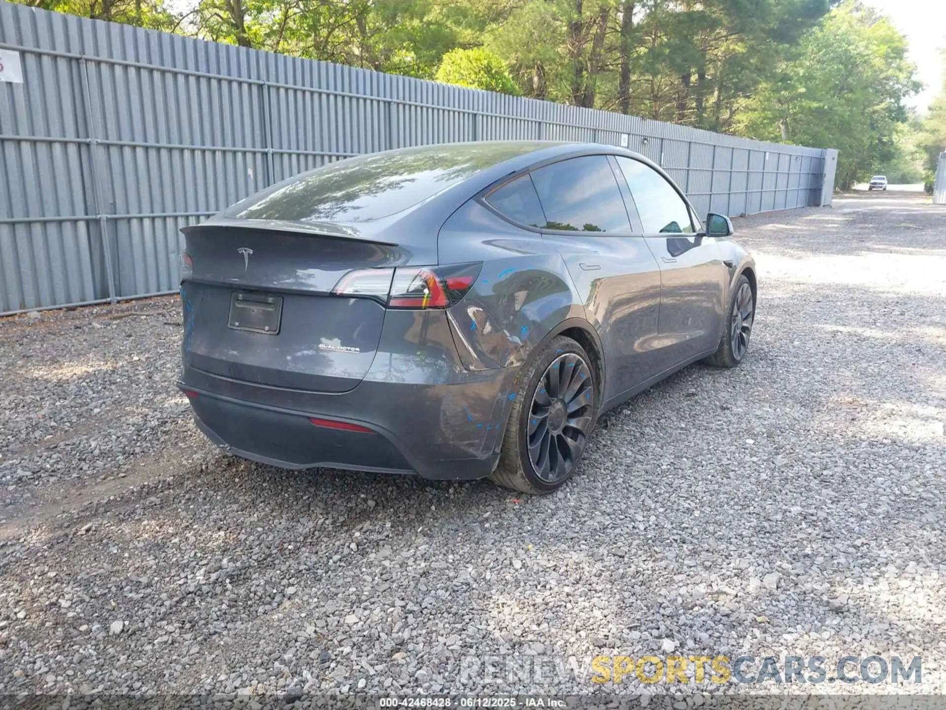 4 Photograph of a damaged car 7SAYGDEF9NF506523 TESLA MODEL Y 2022