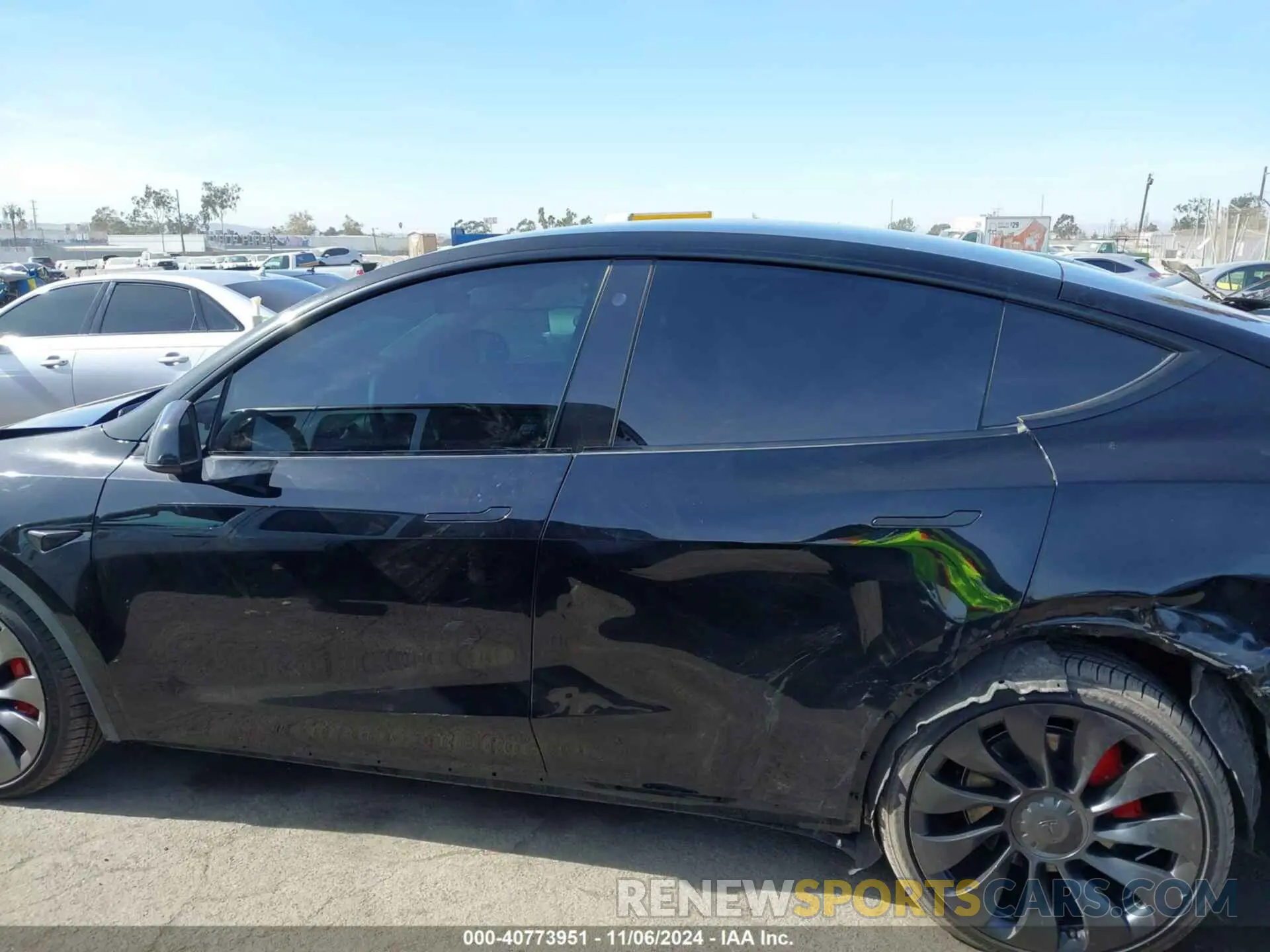 15 Photograph of a damaged car 7SAYGDEF9NF522141 TESLA MODEL Y 2022