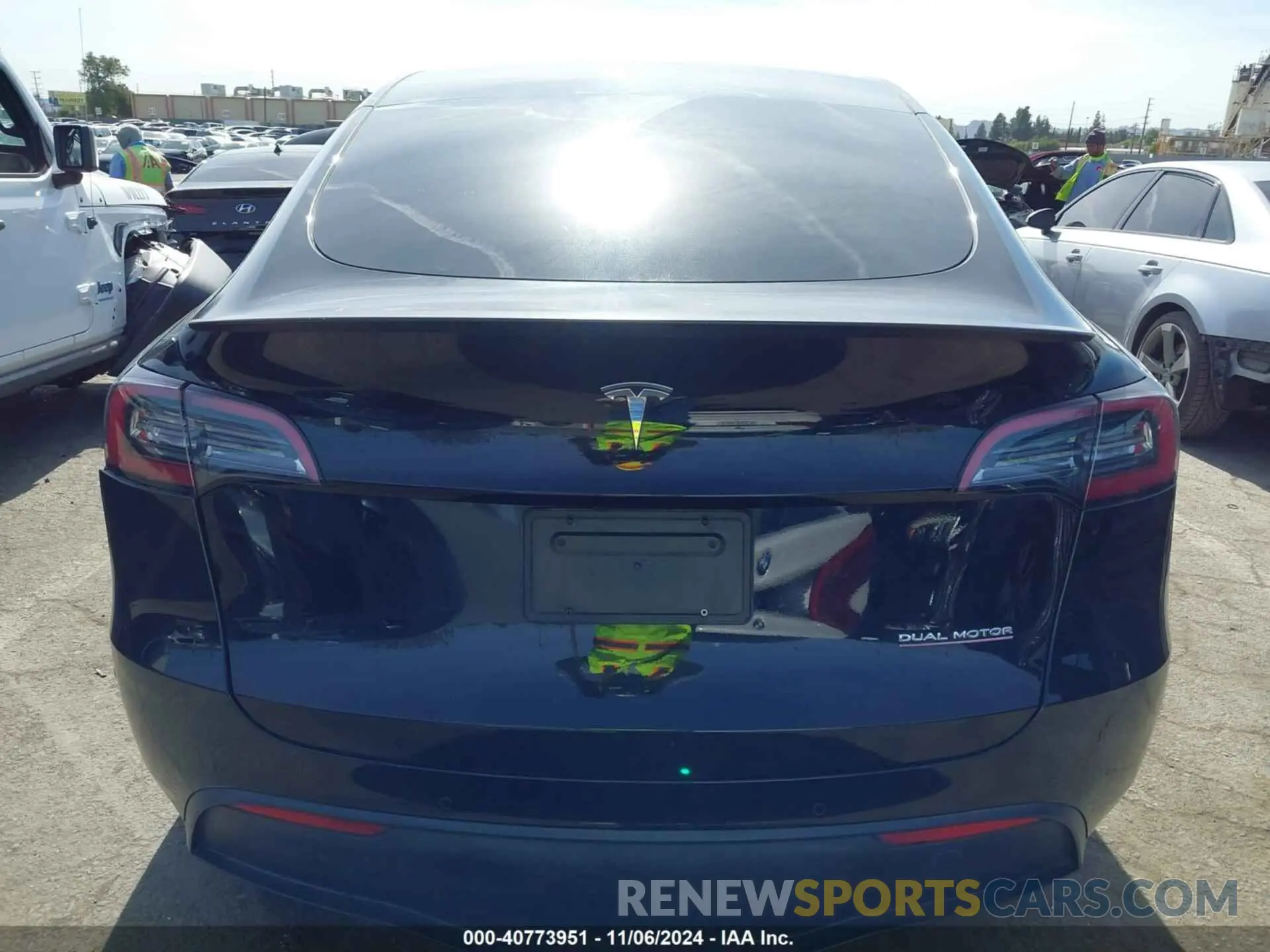 17 Photograph of a damaged car 7SAYGDEF9NF522141 TESLA MODEL Y 2022