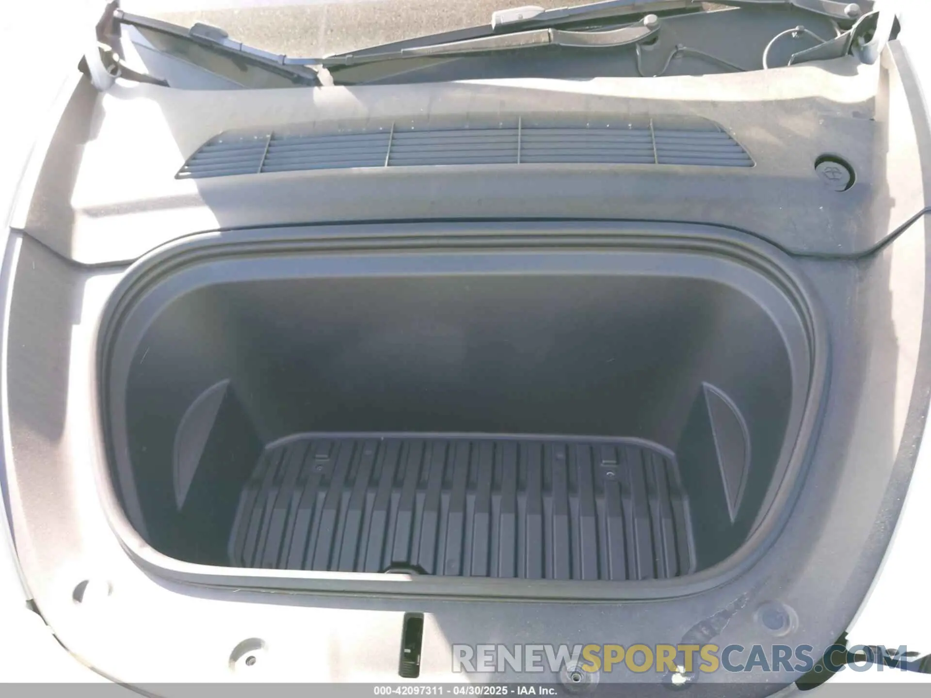 10 Photograph of a damaged car 7SAYGDEF9NF542745 TESLA MODEL Y 2022