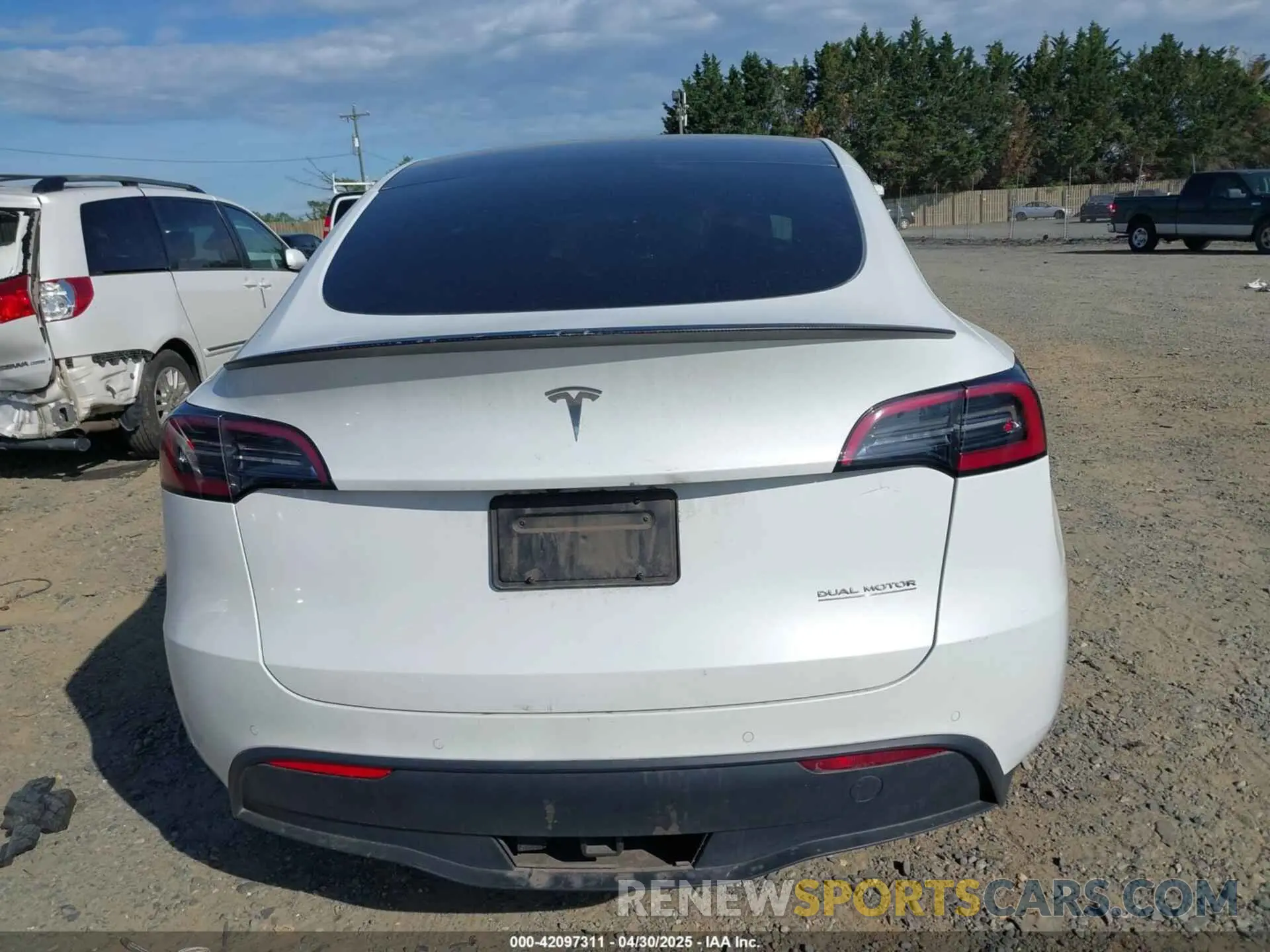 16 Photograph of a damaged car 7SAYGDEF9NF542745 TESLA MODEL Y 2022