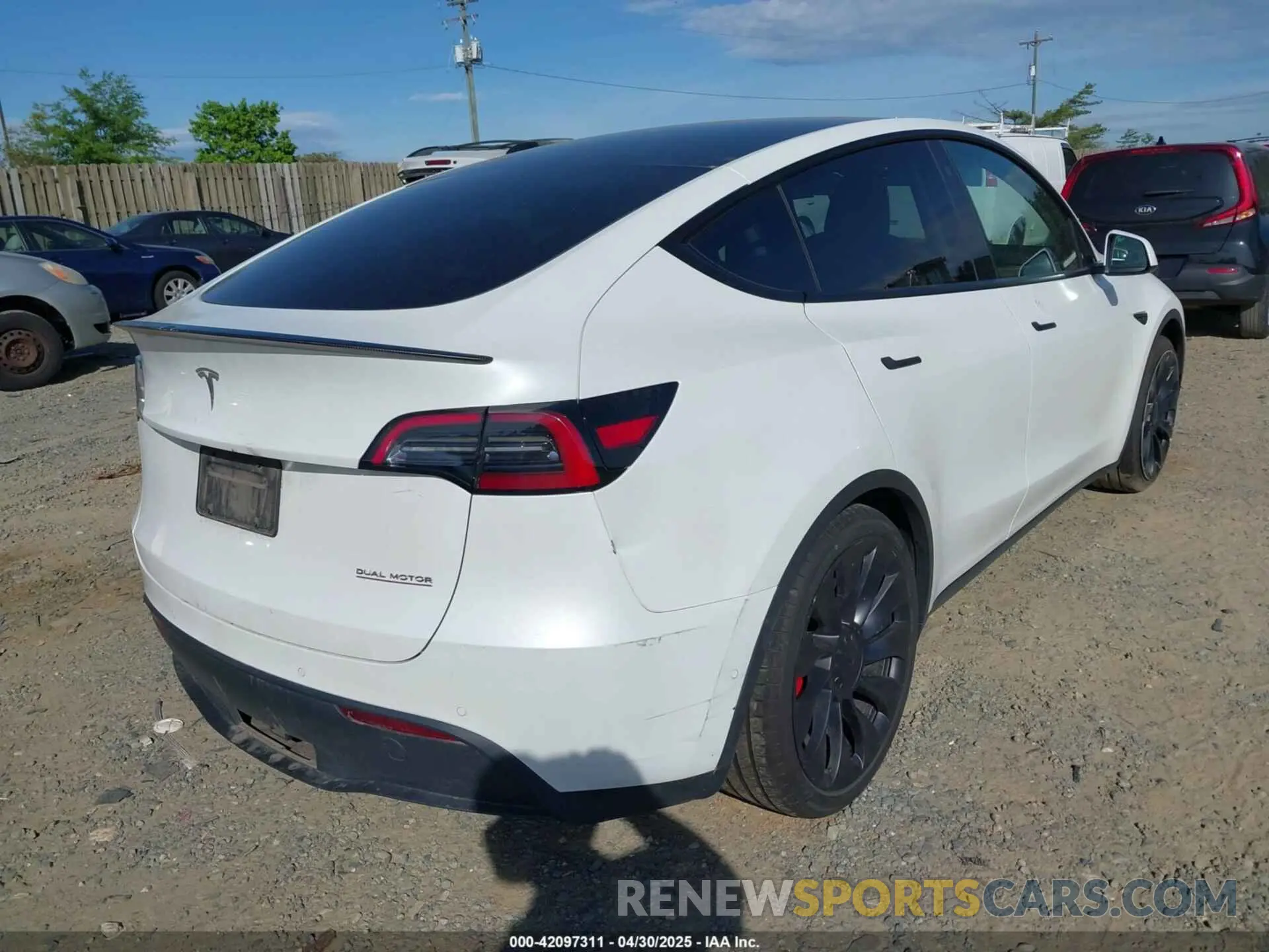 4 Photograph of a damaged car 7SAYGDEF9NF542745 TESLA MODEL Y 2022