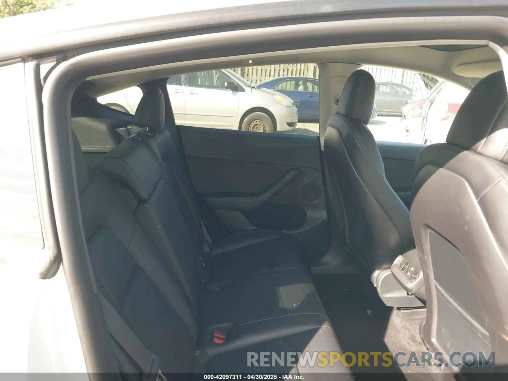 8 Photograph of a damaged car 7SAYGDEF9NF542745 TESLA MODEL Y 2022