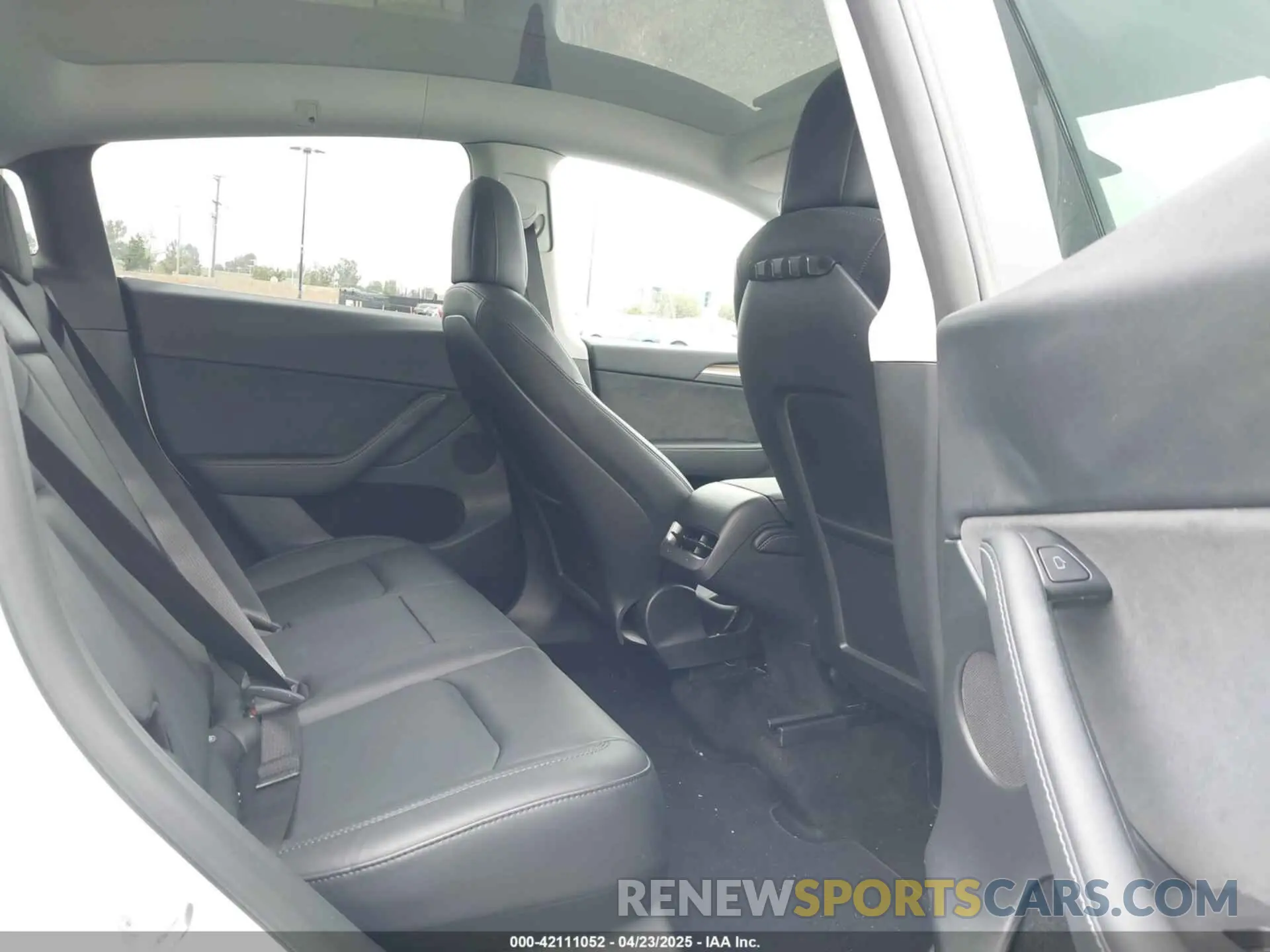 8 Photograph of a damaged car 7SAYGDEF9NF554653 TESLA MODEL Y 2022