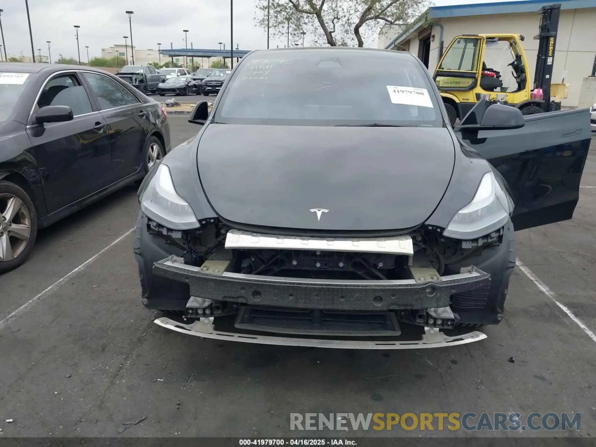 10 Photograph of a damaged car 7SAYGDEF9NF573851 TESLA MODEL Y 2022